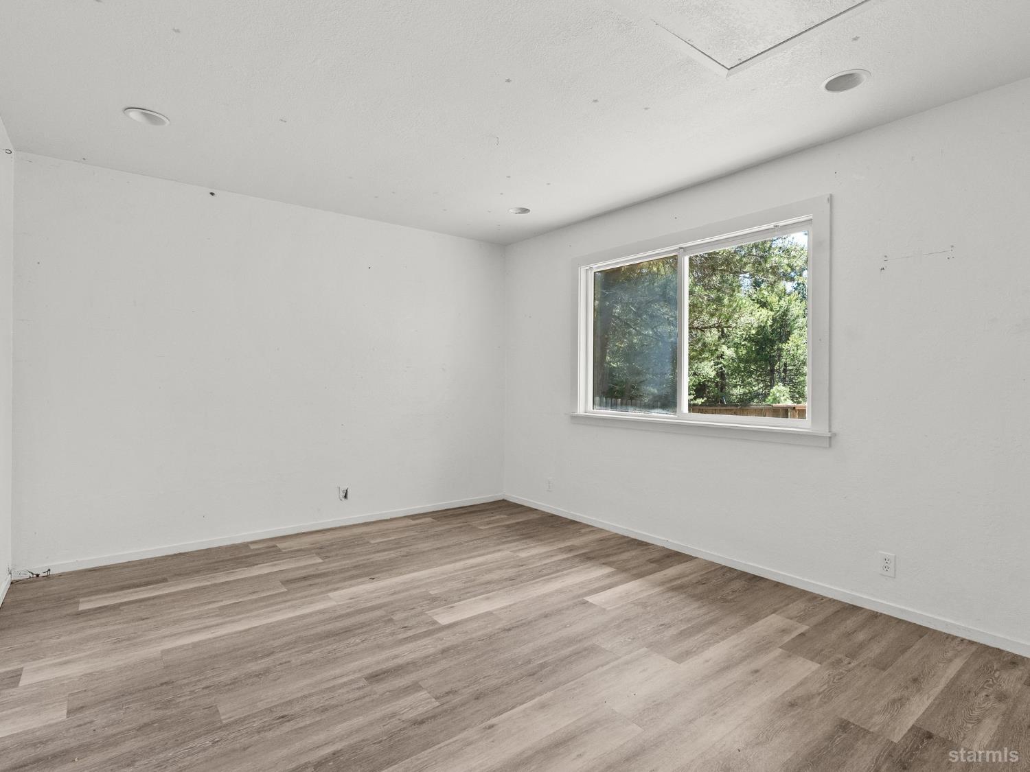 South Lake Tahoe, California, 96150, United States, 3 Bedrooms Bedrooms, ,2 BathroomsBathrooms,Residential,For Sale,1737061