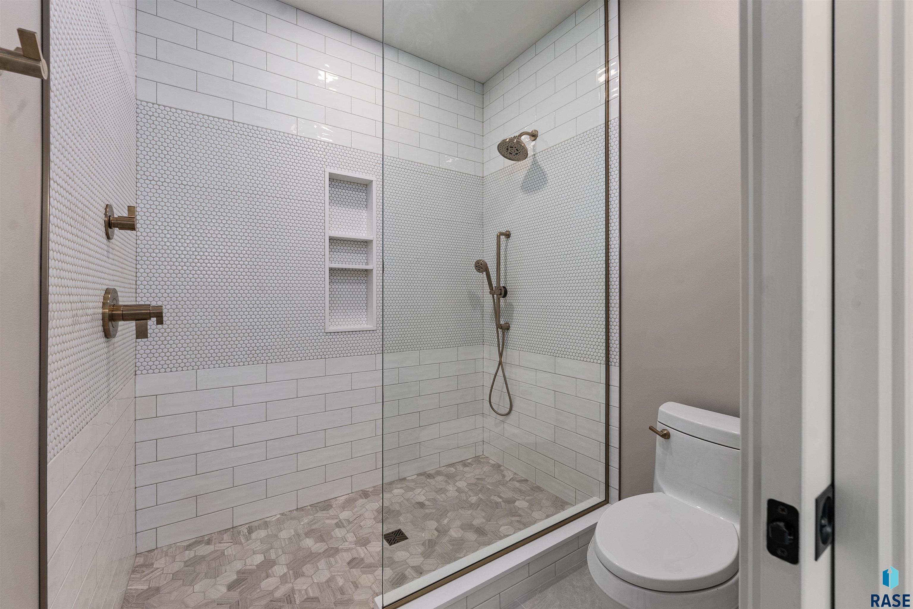 Sioux Falls, South Dakota, 57106, United States, ,Residential,For Sale,1986219