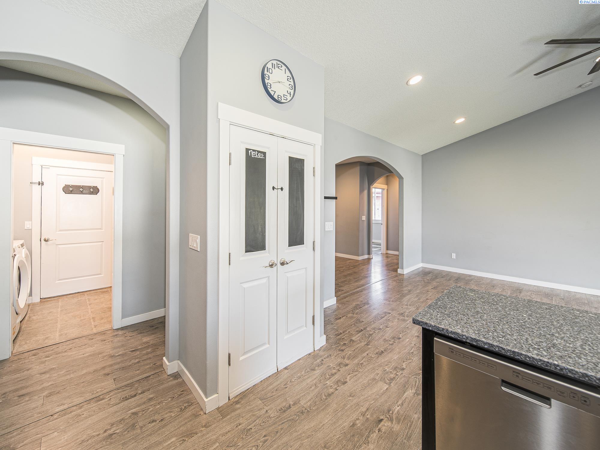 Pasco, Washington, 99301, United States, 4 Bedrooms Bedrooms, ,3 BathroomsBathrooms,Residential,For Sale,1933417