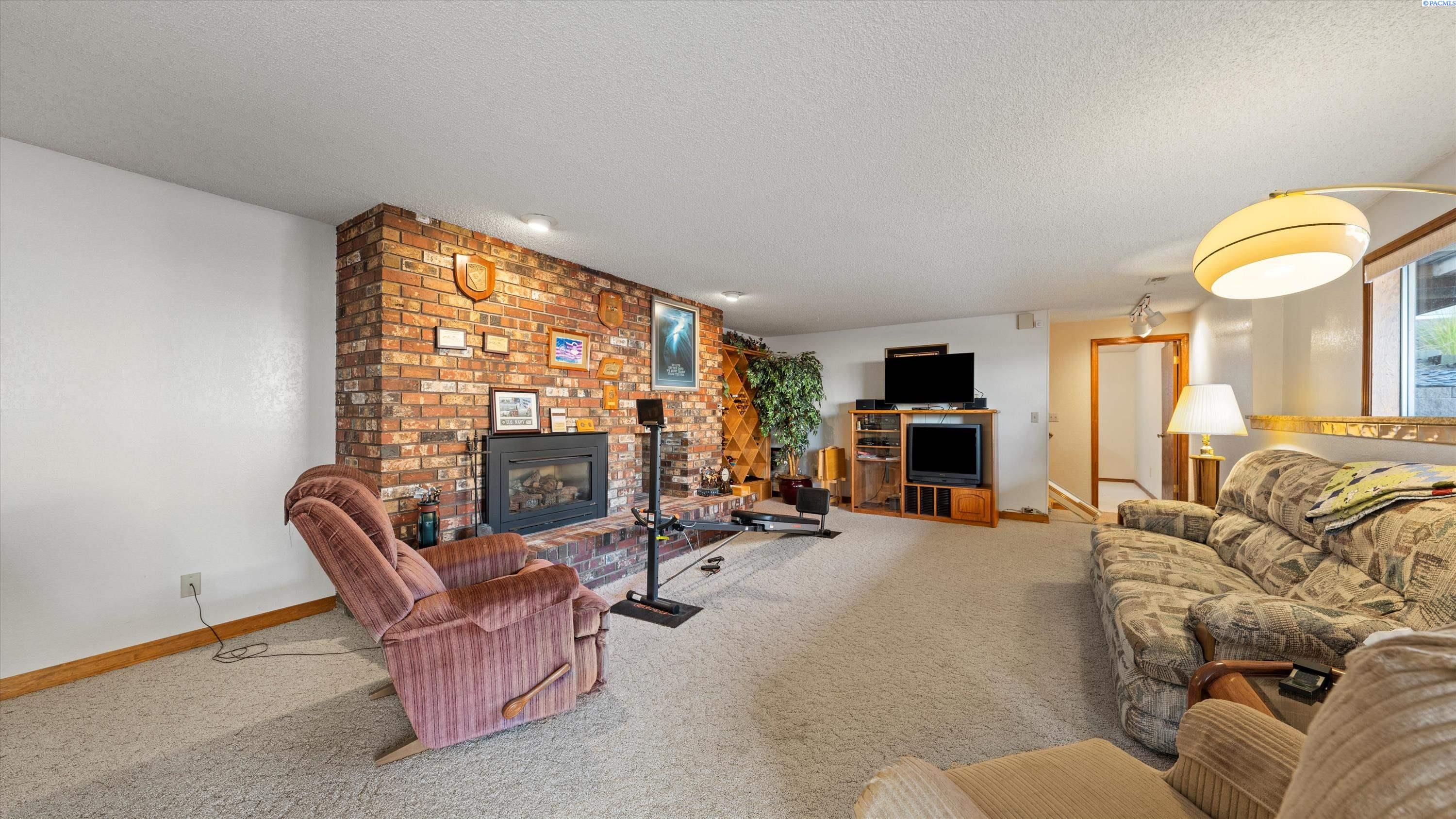 Richland, Washington, 99352, United States, 5 Bedrooms Bedrooms, ,1 BathroomBathrooms,Residential,For Sale,1991452