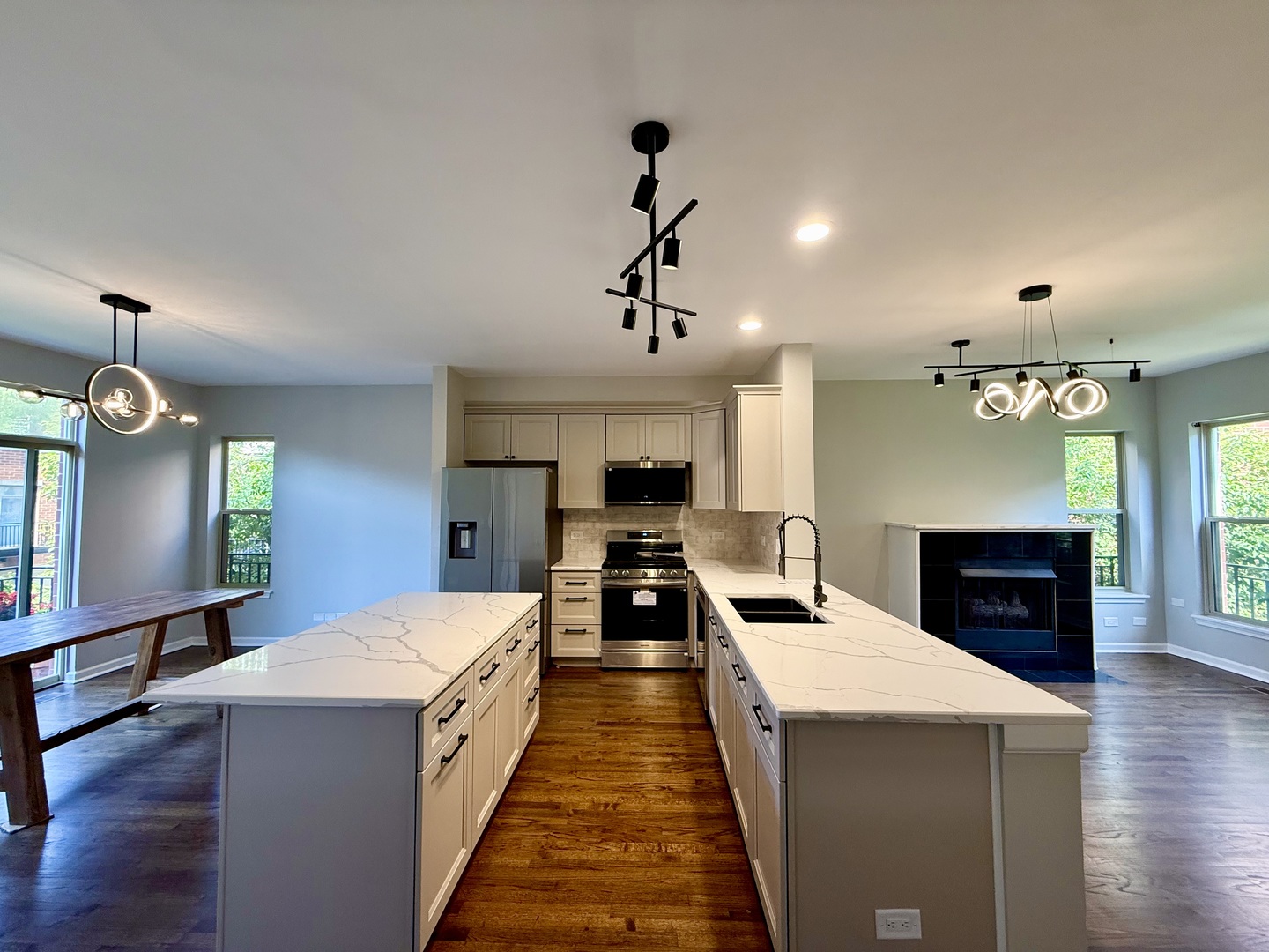 Chicago, Illinois, 60610, United States, 3 Bedrooms Bedrooms, ,3 BathroomsBathrooms,Residential,For Sale,1928687