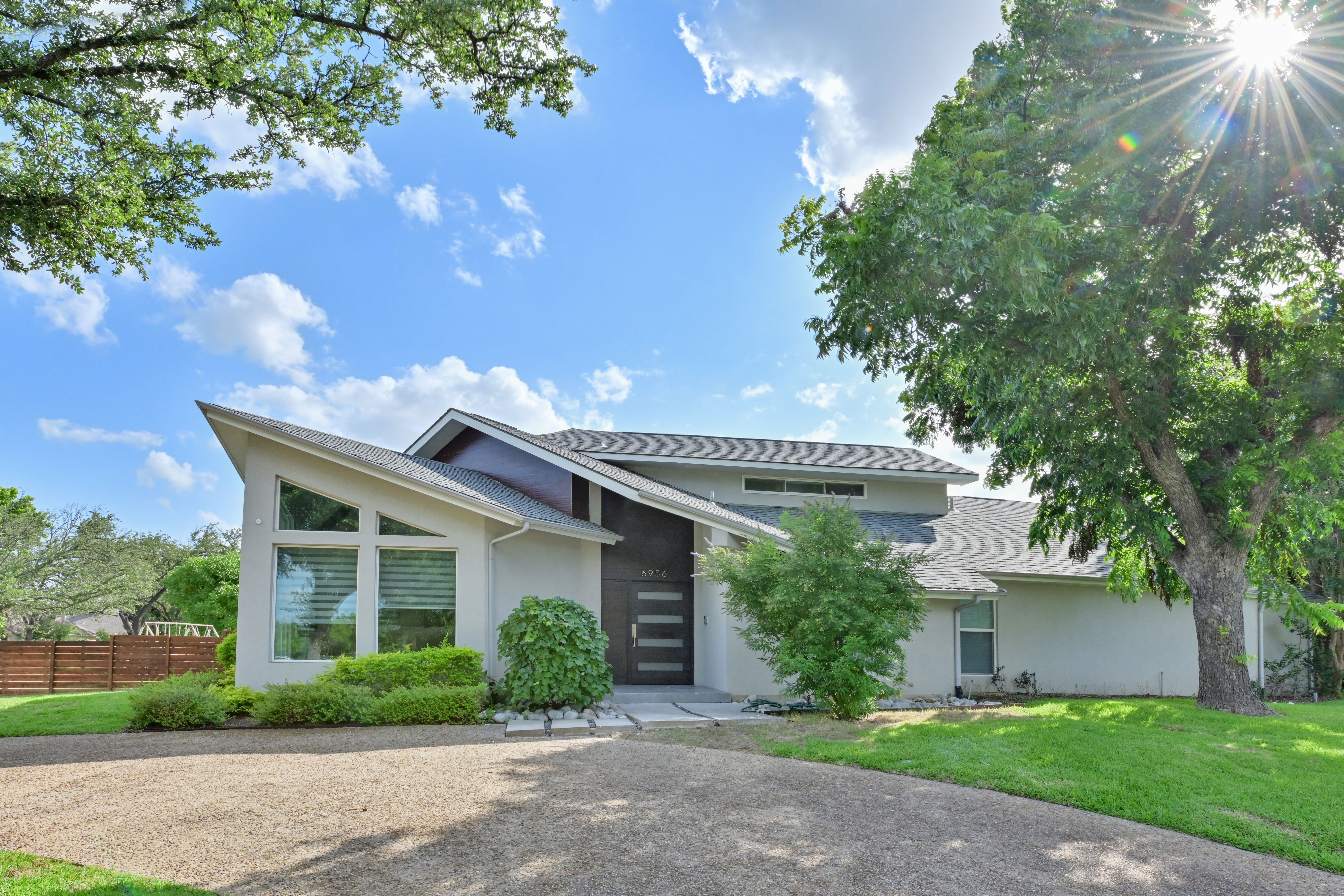  Desirable Corner Lot Home with Back Yard Oasis - 物件實景