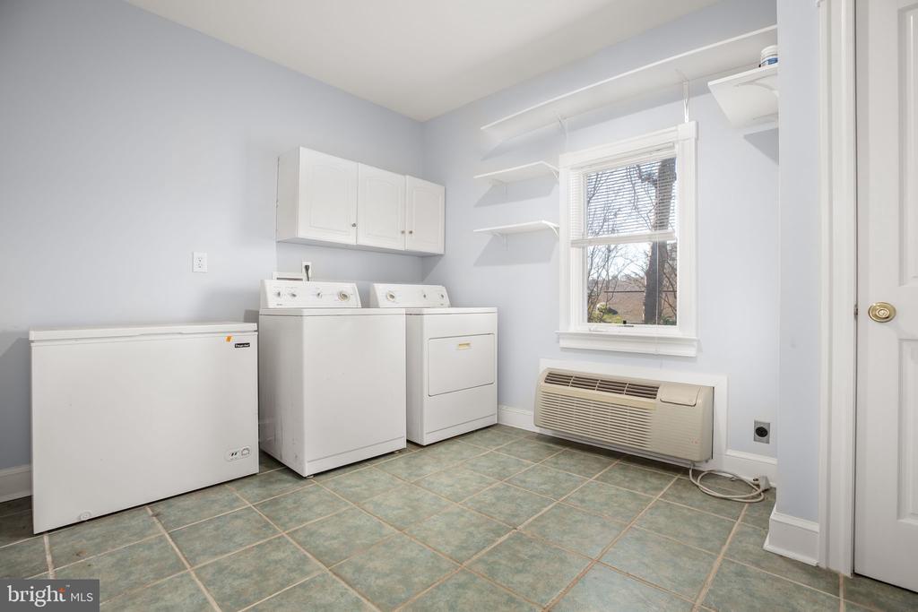 Fredericksburg, Virginia, 22401, United States, 4 Bedrooms Bedrooms, ,2 BathroomsBathrooms,Residential,For Sale,2001681