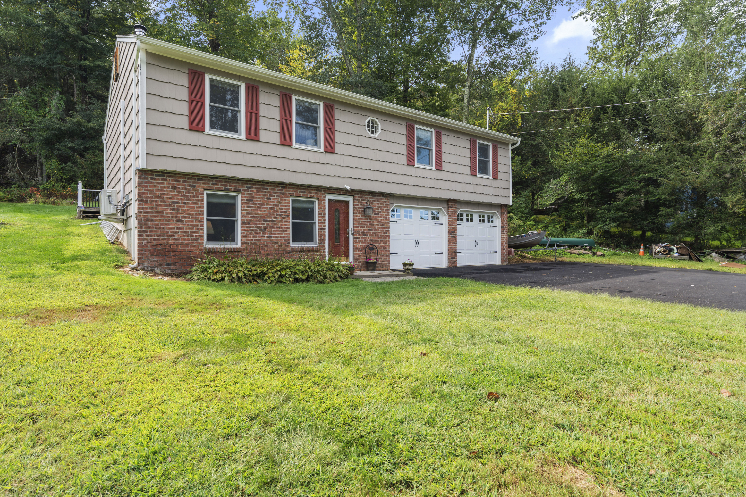 Newtown, Connecticut, 06482, United States, 3 Bedrooms Bedrooms, ,2 BathroomsBathrooms,Residential,For Sale,1962604