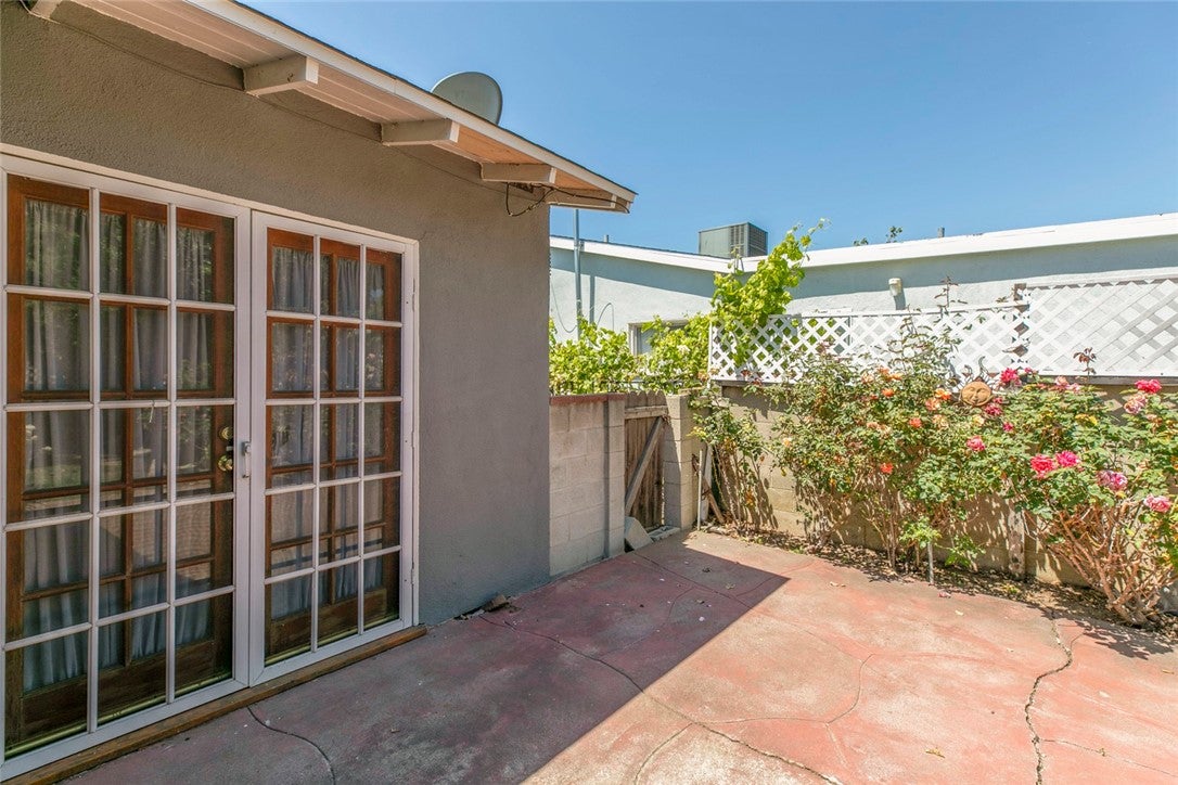 Van Nuys, California, 91405, United States, 2 Bedrooms Bedrooms, ,2 BathroomsBathrooms,Residential,For Sale,1993356
