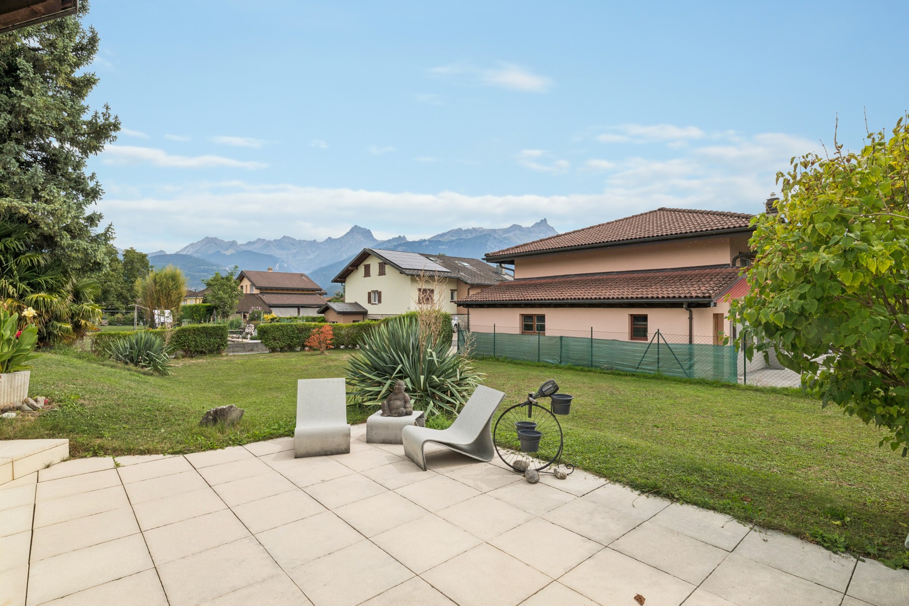  A family home nestled in the heart of a lush, green setting - 物件實景