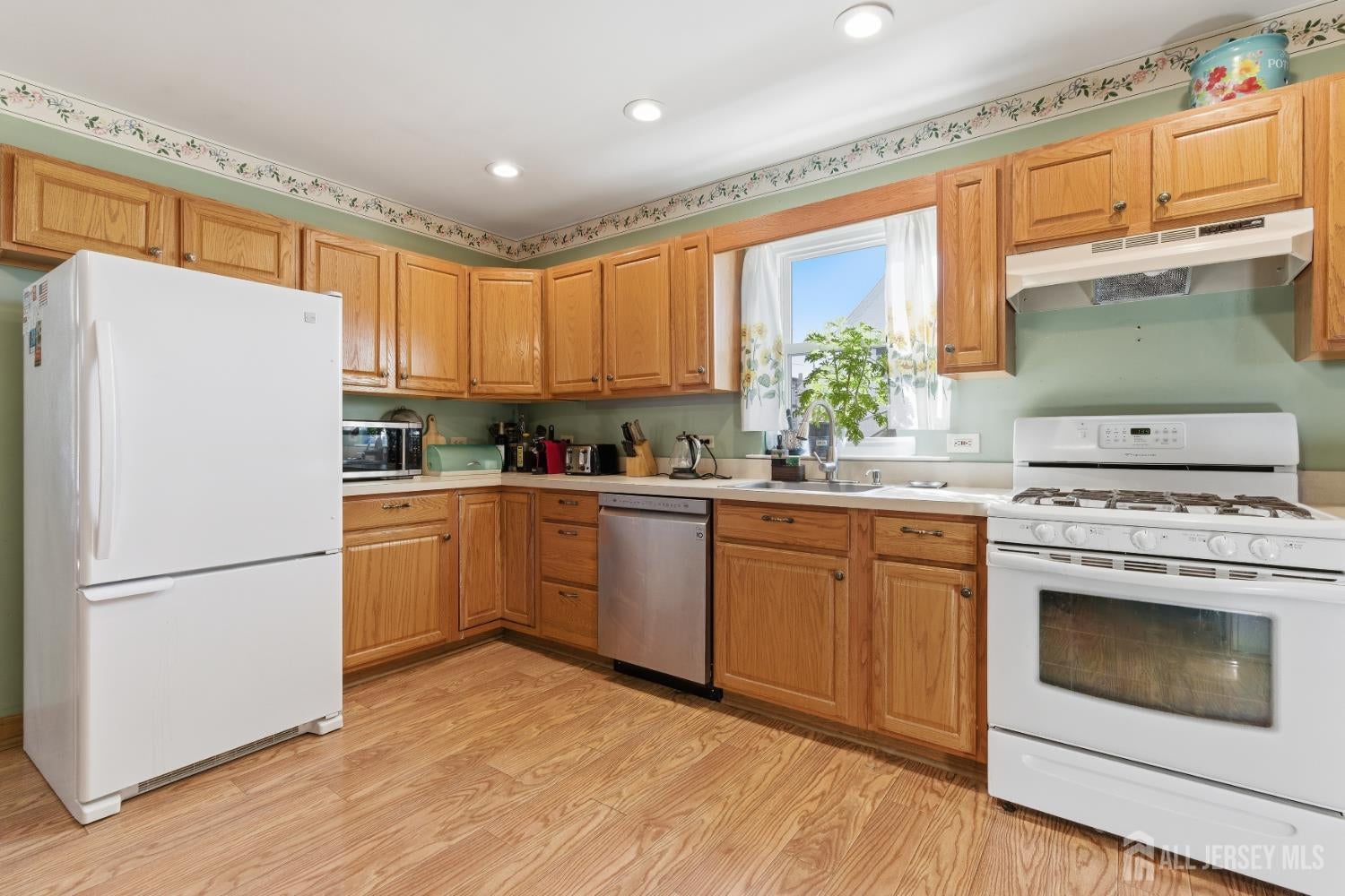 South Amboy, New Jersey, 08879, United States, 3 Bedrooms Bedrooms, ,2 BathroomsBathrooms,Residential,For Sale,2005164