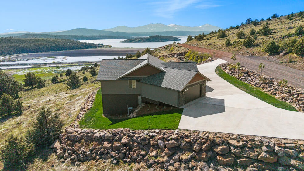 Klamath Falls, Oregon, 97601, United States, 3 Bedrooms Bedrooms, ,4 BathroomsBathrooms,Residential,For Sale,1794380