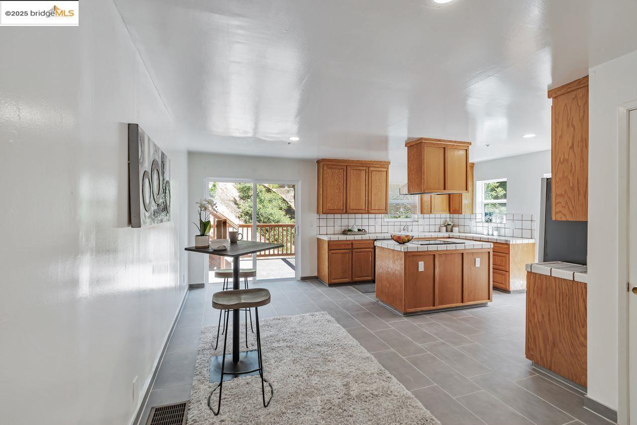 Oakland, California, 94611, United States, 4 Bedrooms Bedrooms, ,2 BathroomsBathrooms,Residential,For Sale,1906699