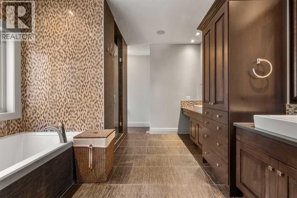 CALGARY, Alberta, T2E 2A7, CA, 5 Bedrooms Bedrooms, ,3 BathroomsBathrooms,Residential,For Sale,1947976