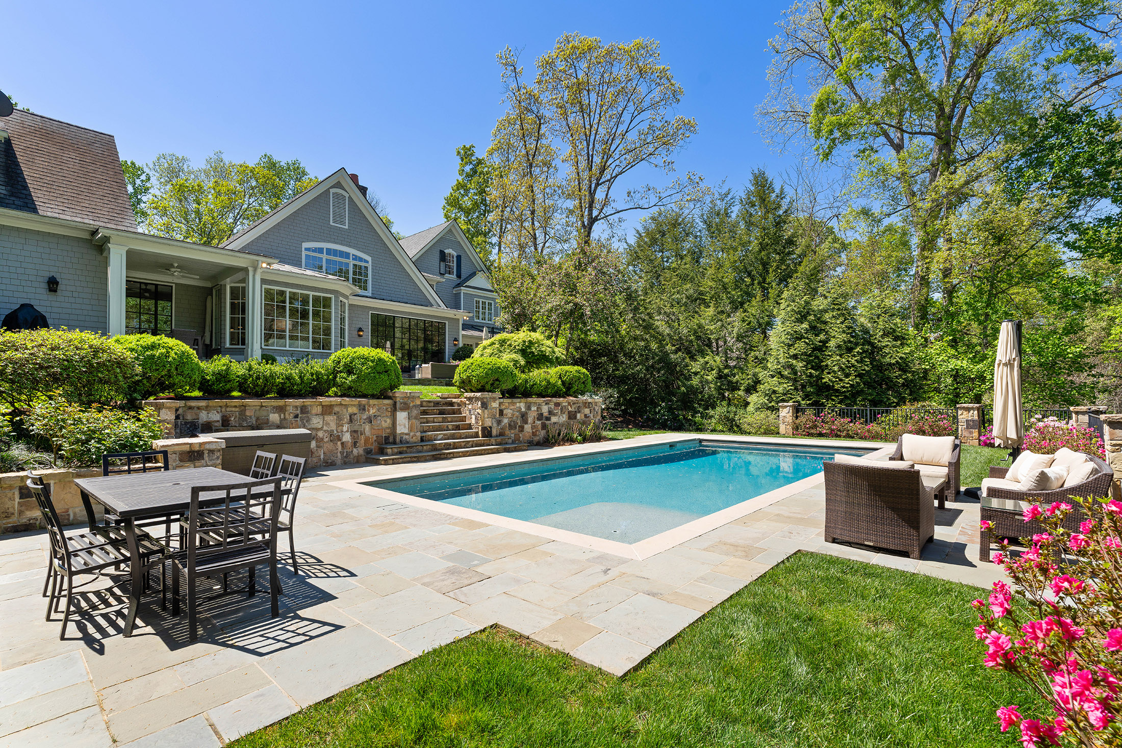  Stunning Estate with Pool Set on 1.3+/- Private Acres - 物件實景