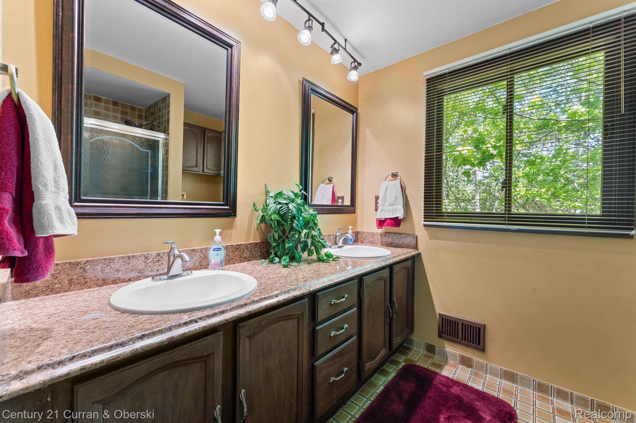 Novi, Michigan, 48375, United States, 4 Bedrooms Bedrooms, ,3 BathroomsBathrooms,Residential,For Sale,2048912
