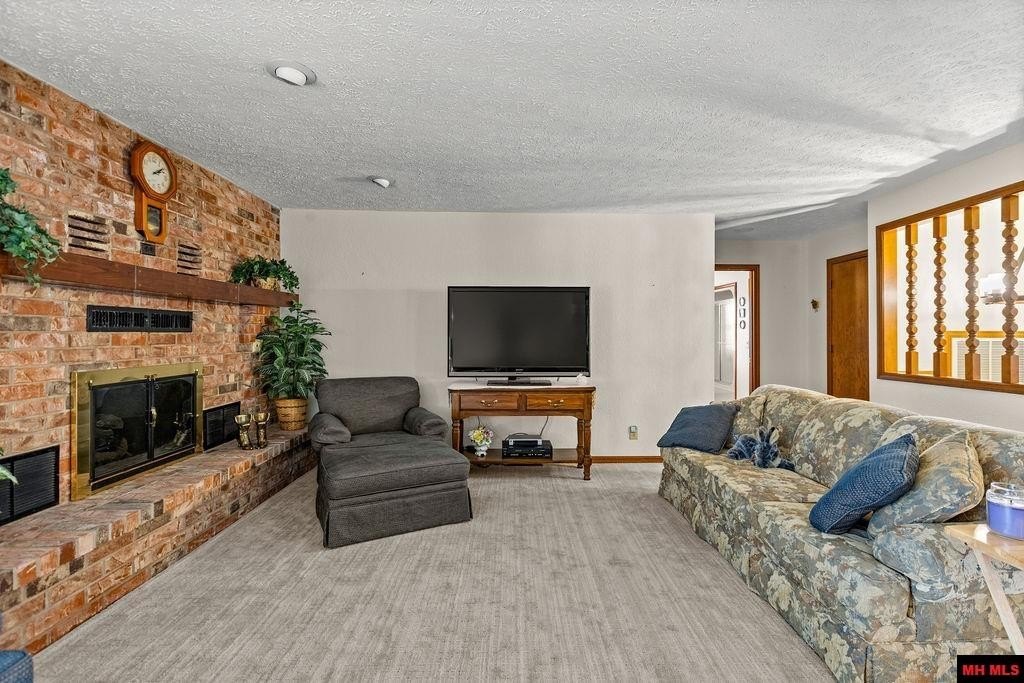 Mountain Home, Arkansas, 72653, United States, 3 Bedrooms Bedrooms, ,4 BathroomsBathrooms,Residential,For Sale,2025116
