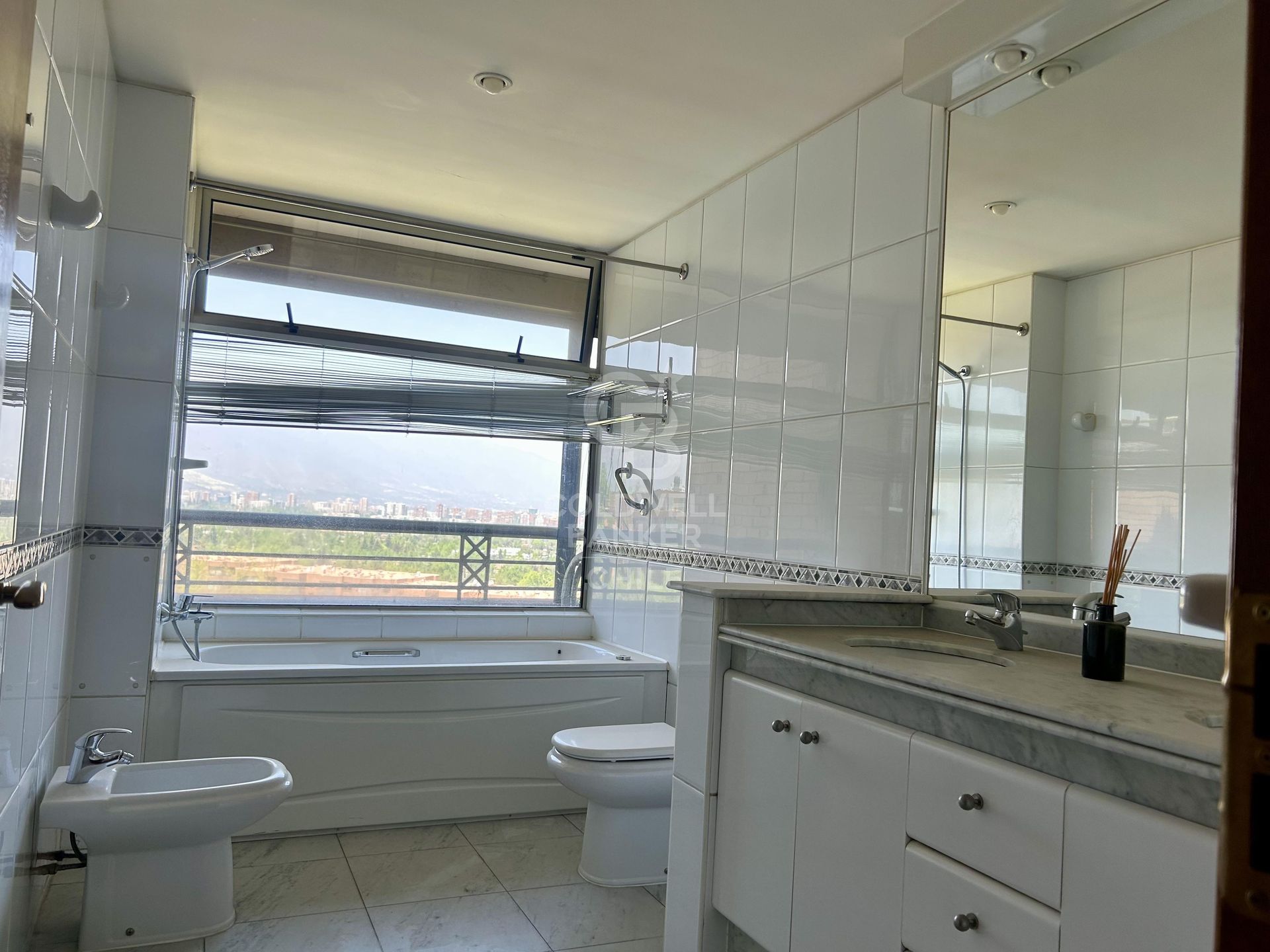 Vitacura, Chile, 5 Bedrooms Bedrooms, ,4 BathroomsBathrooms,Residential,For Sale,1966854
