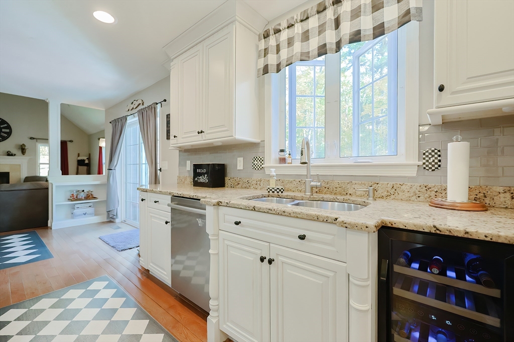 Northbridge, Massachusetts, 01534, United States, 4 Bedrooms Bedrooms, ,2 BathroomsBathrooms,Residential,For Sale,1977320