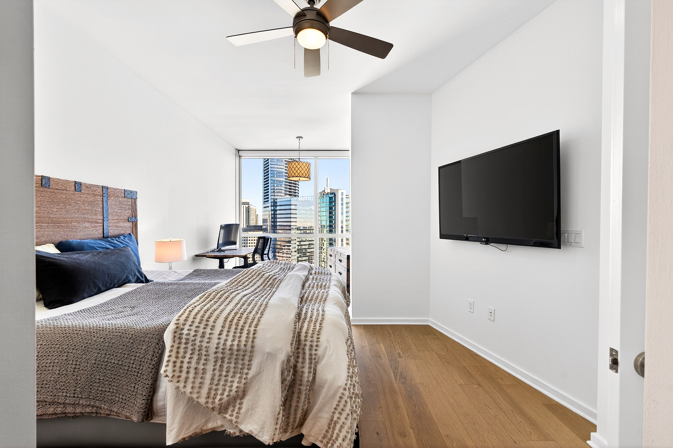  Refined Two Bedroom Residence with Sweeping Skyline Views - 物件實景