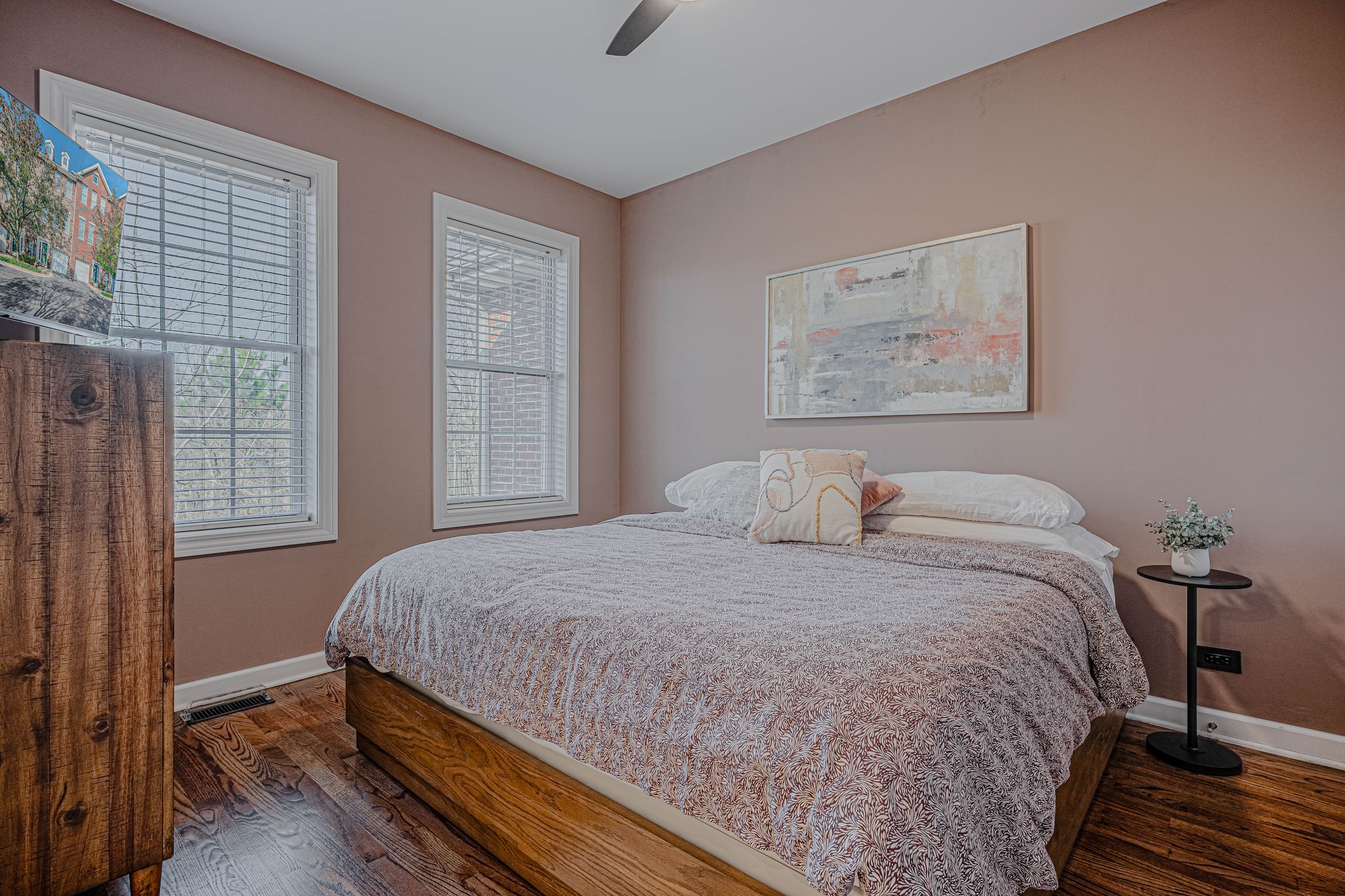 Evanston, Illinois, 60201, United States, 2 Bedrooms Bedrooms, ,4 BathroomsBathrooms,Residential,For Sale,2010396