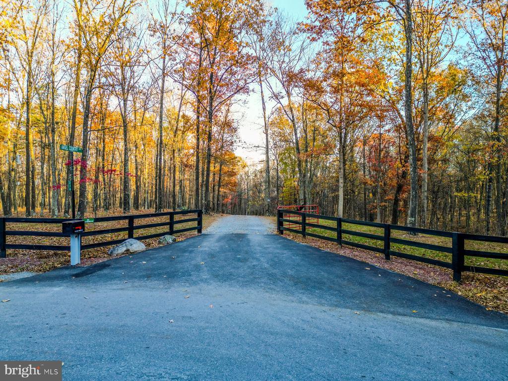 Paw Paw, West Virginia, 25434, United States, 3 Bedrooms Bedrooms, ,3 BathroomsBathrooms,Residential,For Sale,1989238