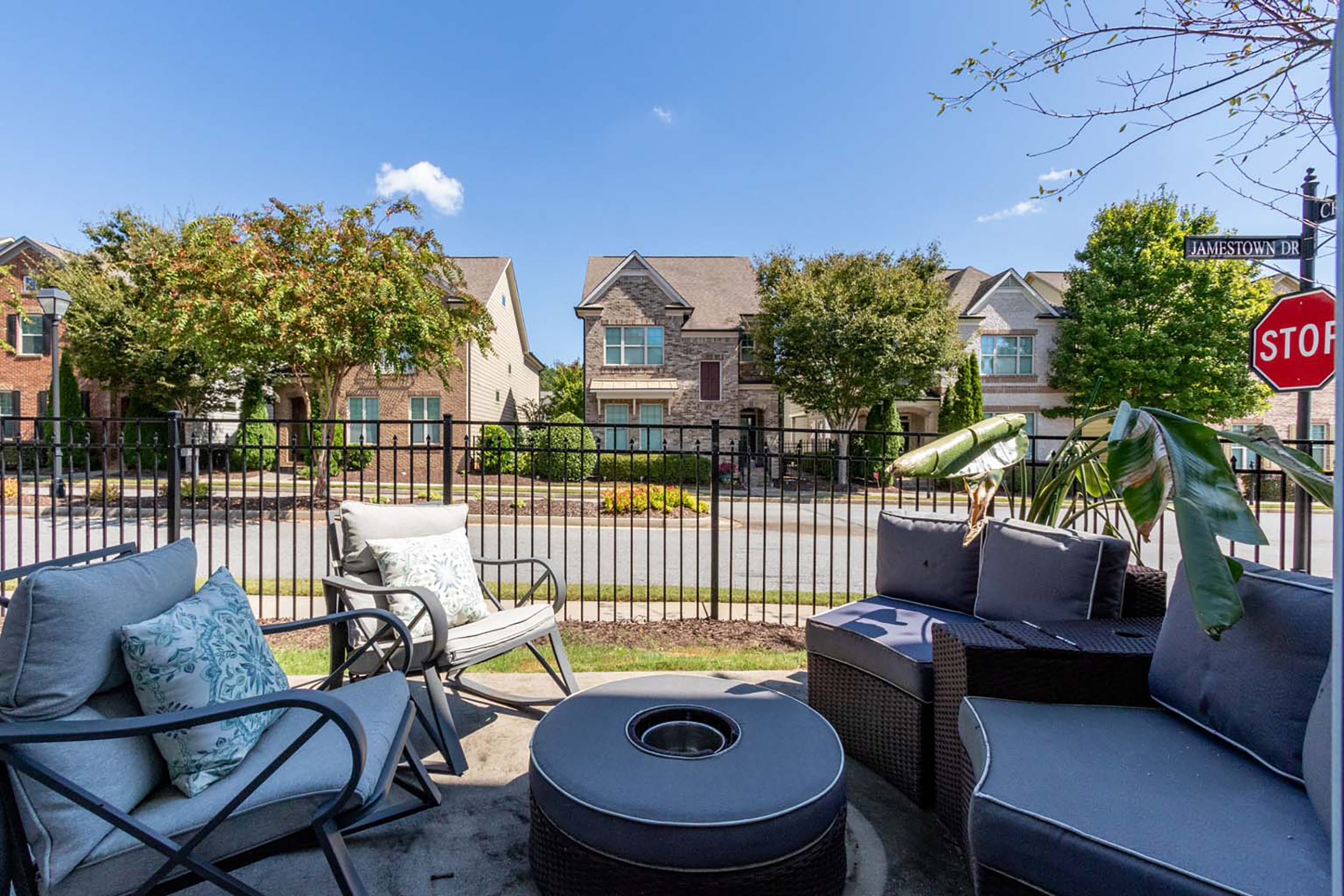  Four-Bedroom Brick Corner Lot in Jamestown - 物件實景