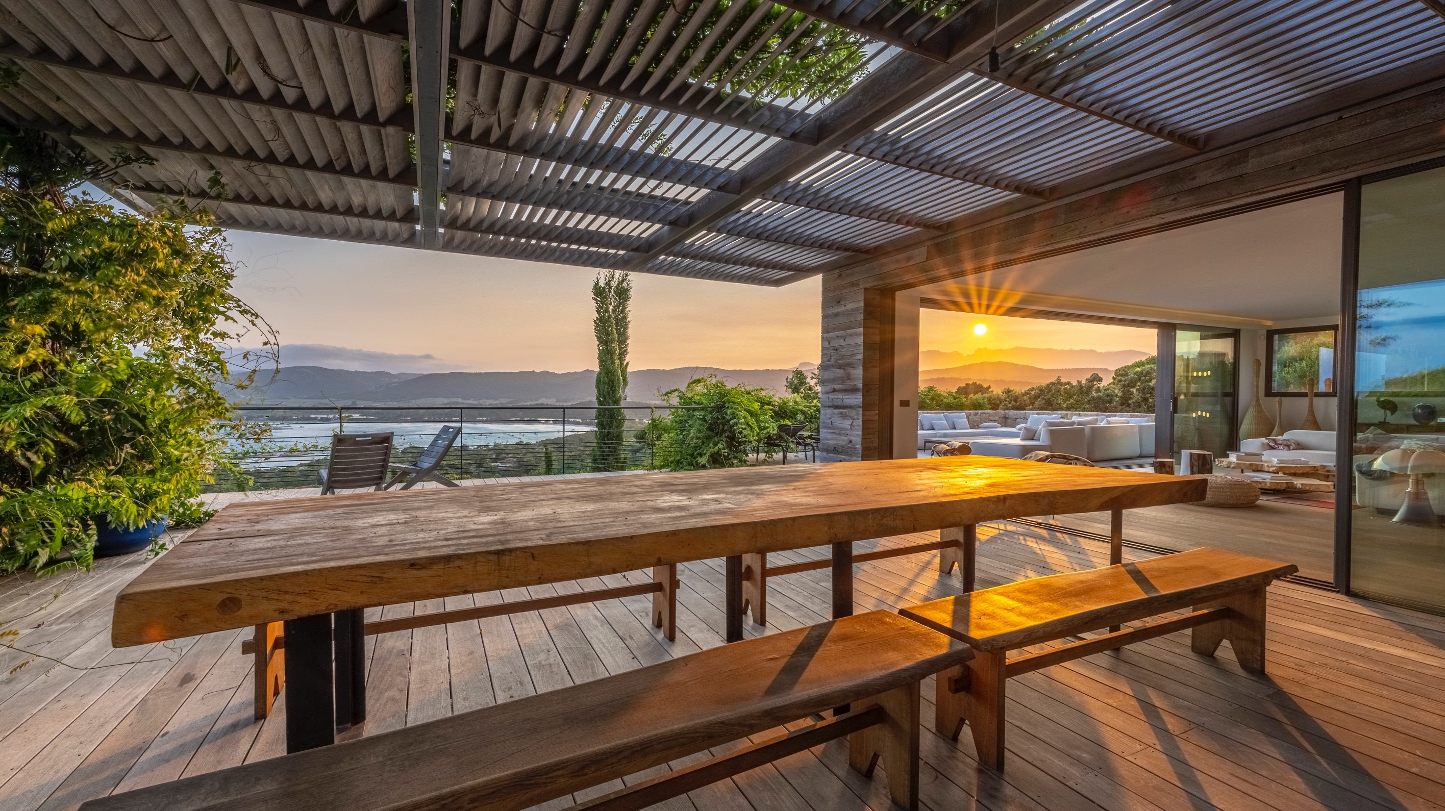  ARCHITECT-DESIGNED VILLA - PRIVATE WXATERFRONT ESTATE OF CALA D