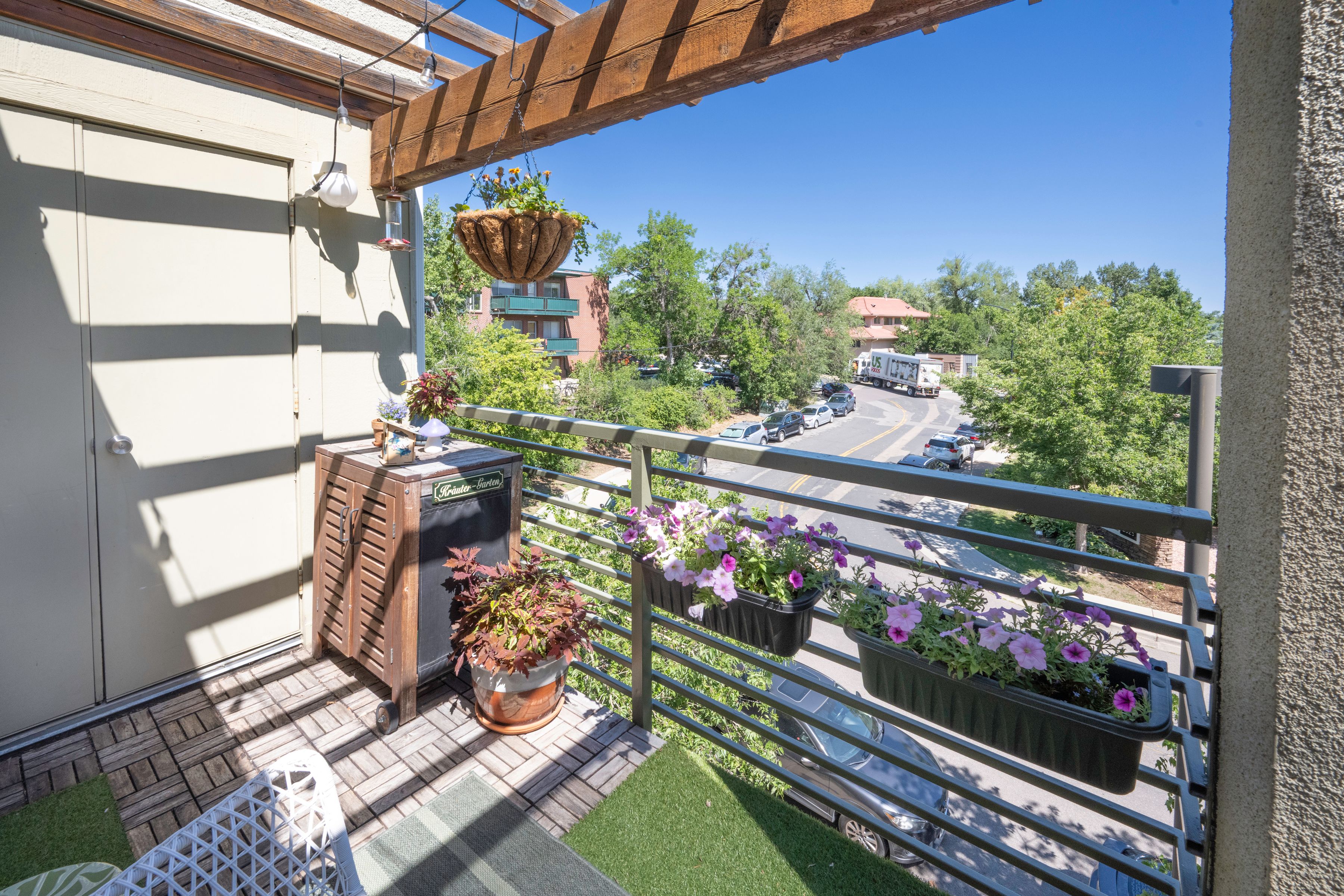  Sun-Drenched, Top-Floor End-Unit Condominium in the Heart of Central Boulder - 物件實景