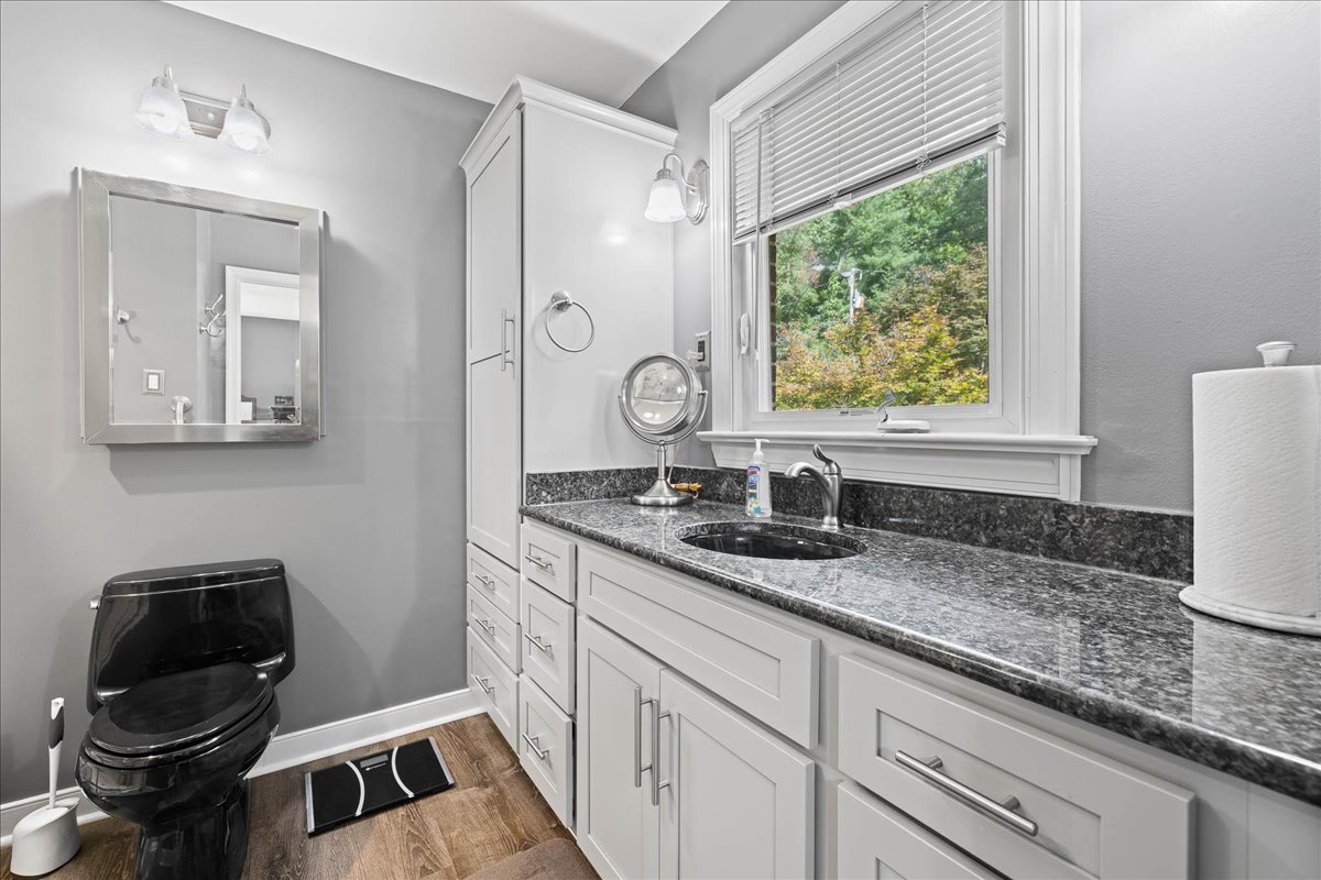 Chester, Virginia, 23831, United States, 5 Bedrooms Bedrooms, ,4 BathroomsBathrooms,Residential,For Sale,1889514