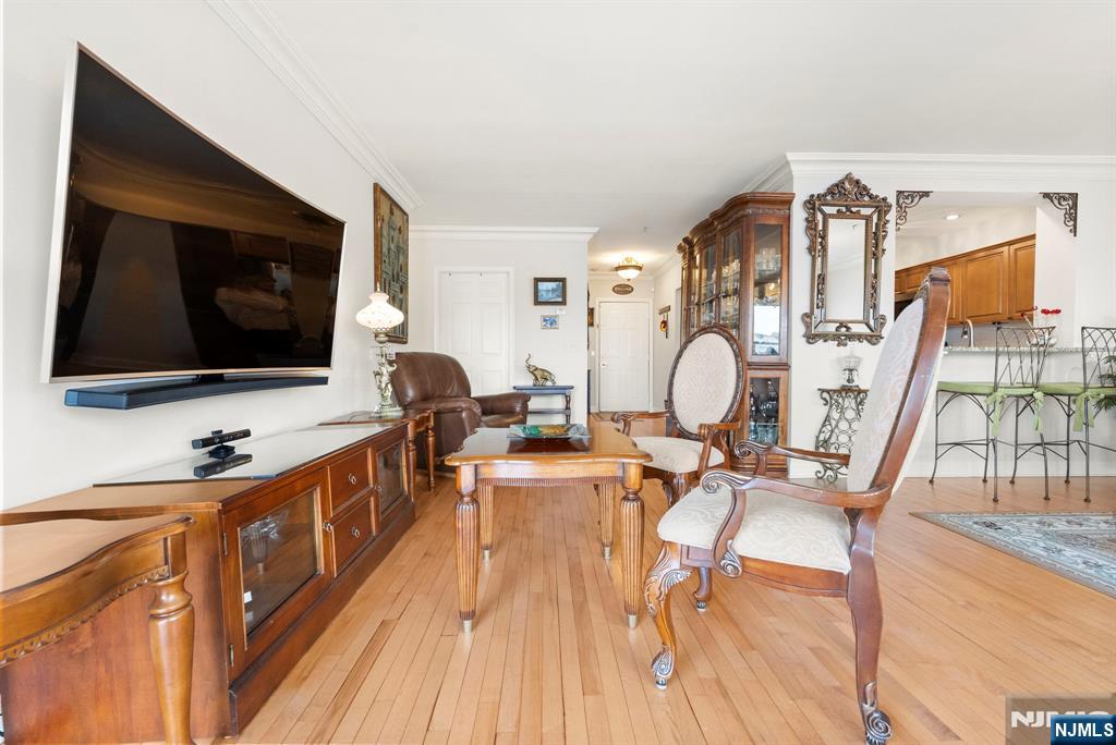 Edgewater, New Jersey, 07020, United States, 2 Bedrooms Bedrooms, ,2 BathroomsBathrooms,Residential,For Sale,1934539