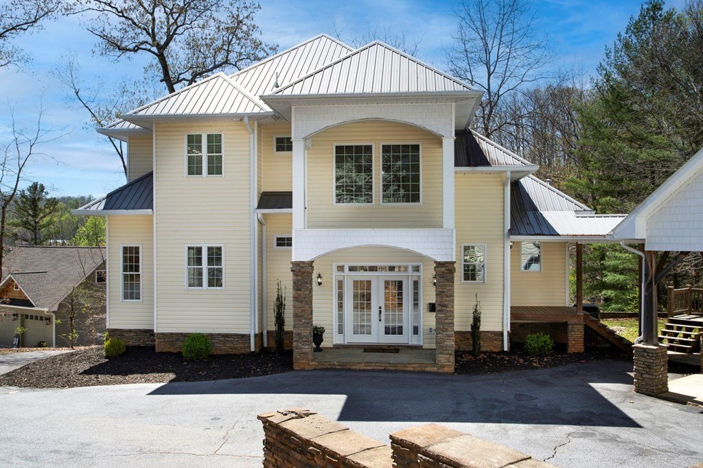 Hayesville, North Carolina, 28904, United States, 4 Bedrooms Bedrooms, ,4 BathroomsBathrooms,Residential,For Sale,1758392