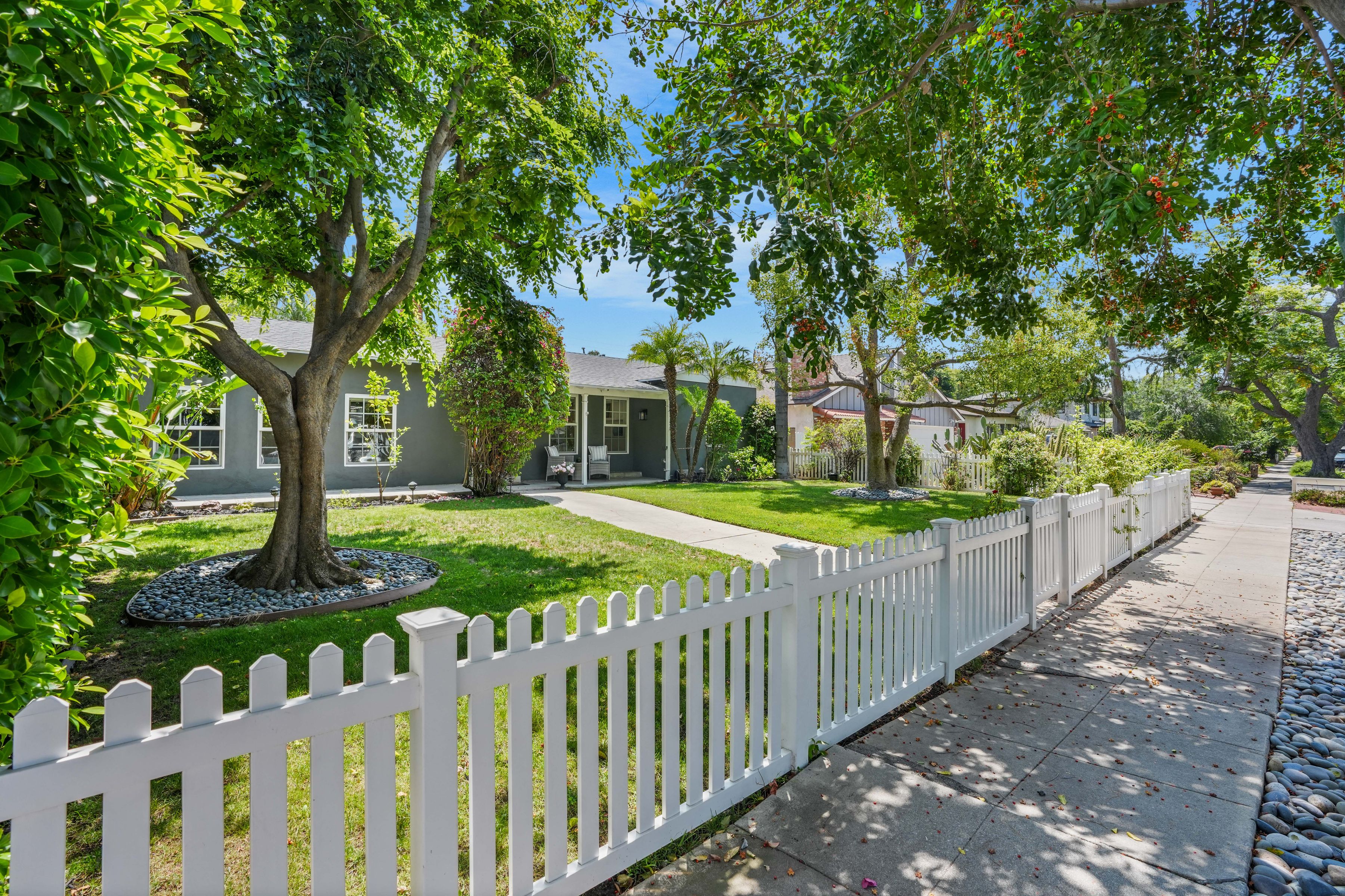  4744 Camellia Avenue - 物件實景