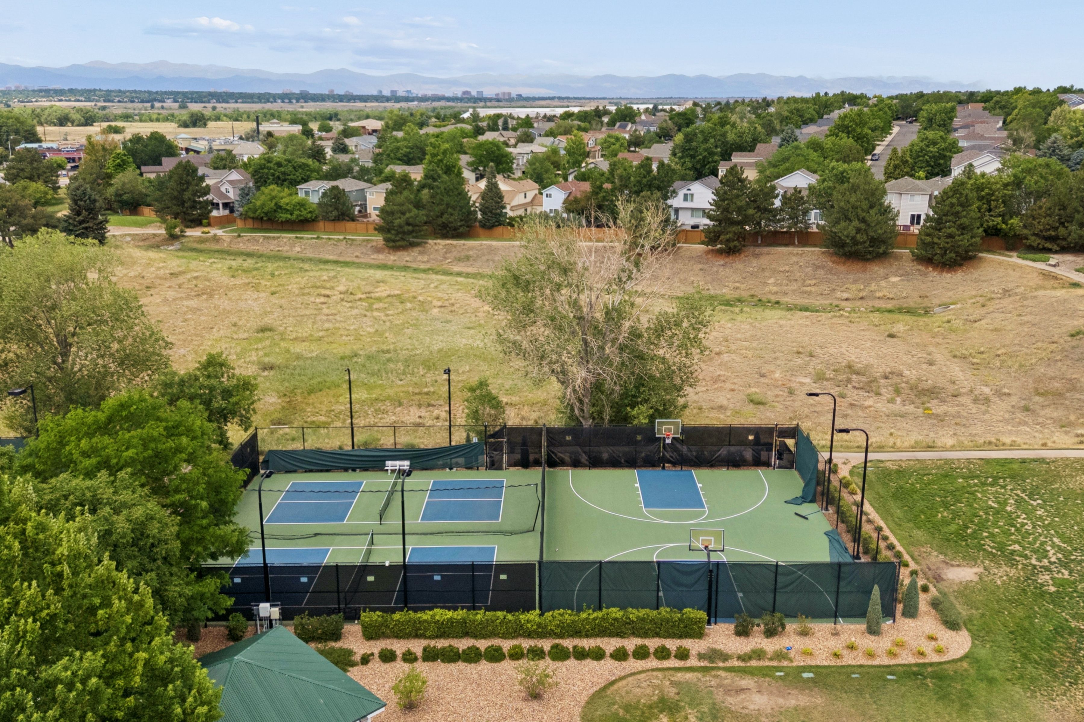  Nestled on a cul-de-sac in the sought-after Piney Creek neighborhood, - 物件實景