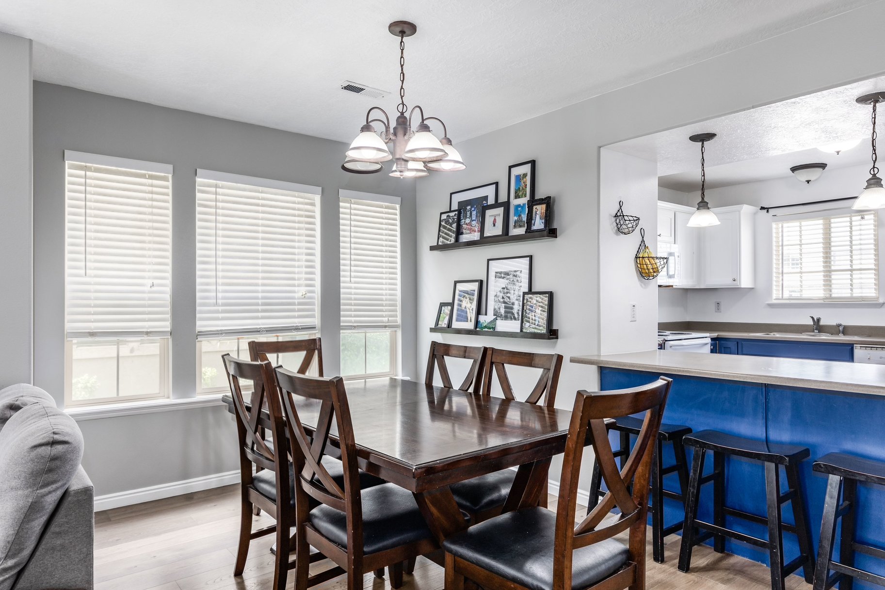  End Row Townhome in Highly Desired Location - 物件實景