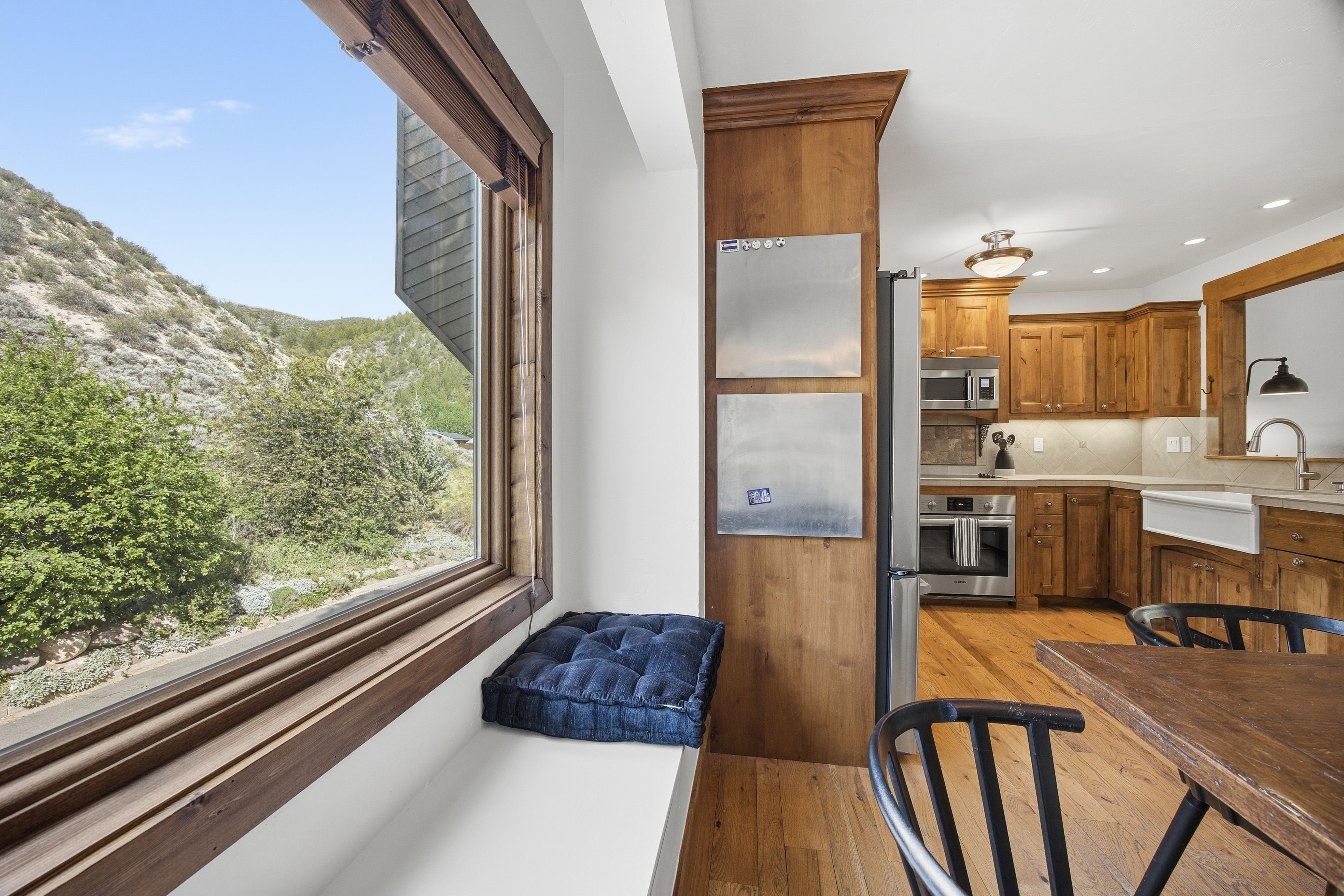  Mountain Comfort Tucked into a Serene Hillside Setting in the Heart of Avon - 物件實景