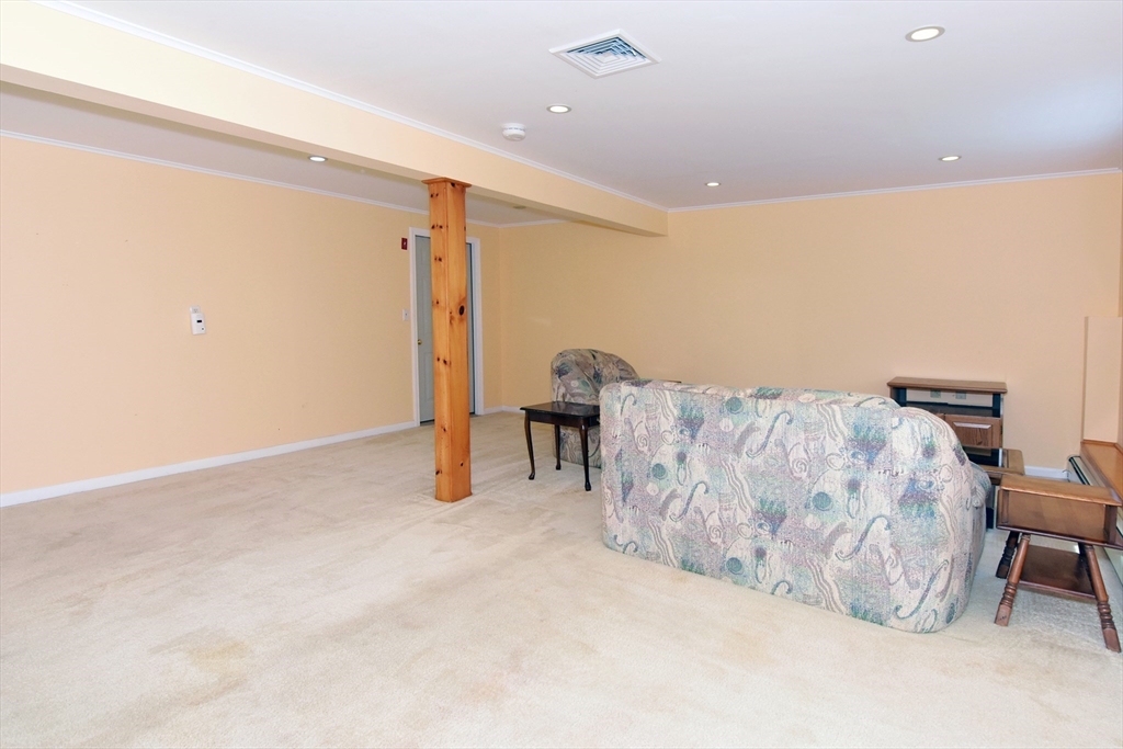 Worcester, Massachusetts, 01602, United States, 3 Bedrooms Bedrooms, ,2 BathroomsBathrooms,Residential,For Sale,1902037