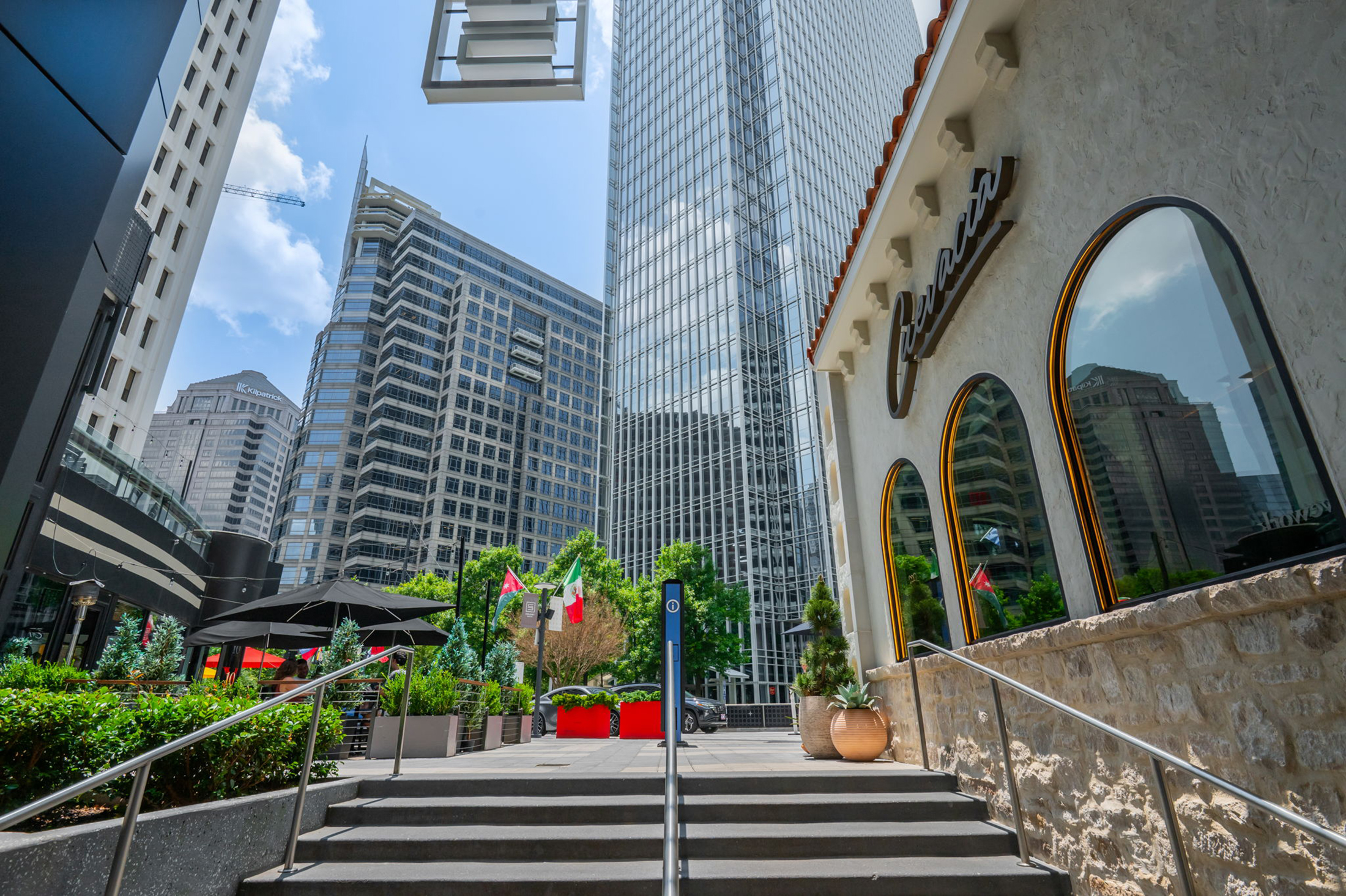  Fully Renovated Two-story Condo in the Iconic Colony House at Colony Square - 物件實景