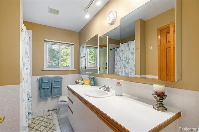 Putnam Twp, Michigan, 48169, United States, 3 Bedrooms Bedrooms, ,2 BathroomsBathrooms,Residential,For Sale,1981909