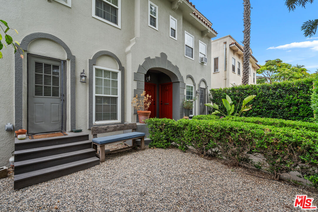 Los Angeles, California, 90019, United States, 6 Bedrooms Bedrooms, ,Residential,For Sale,1908523
