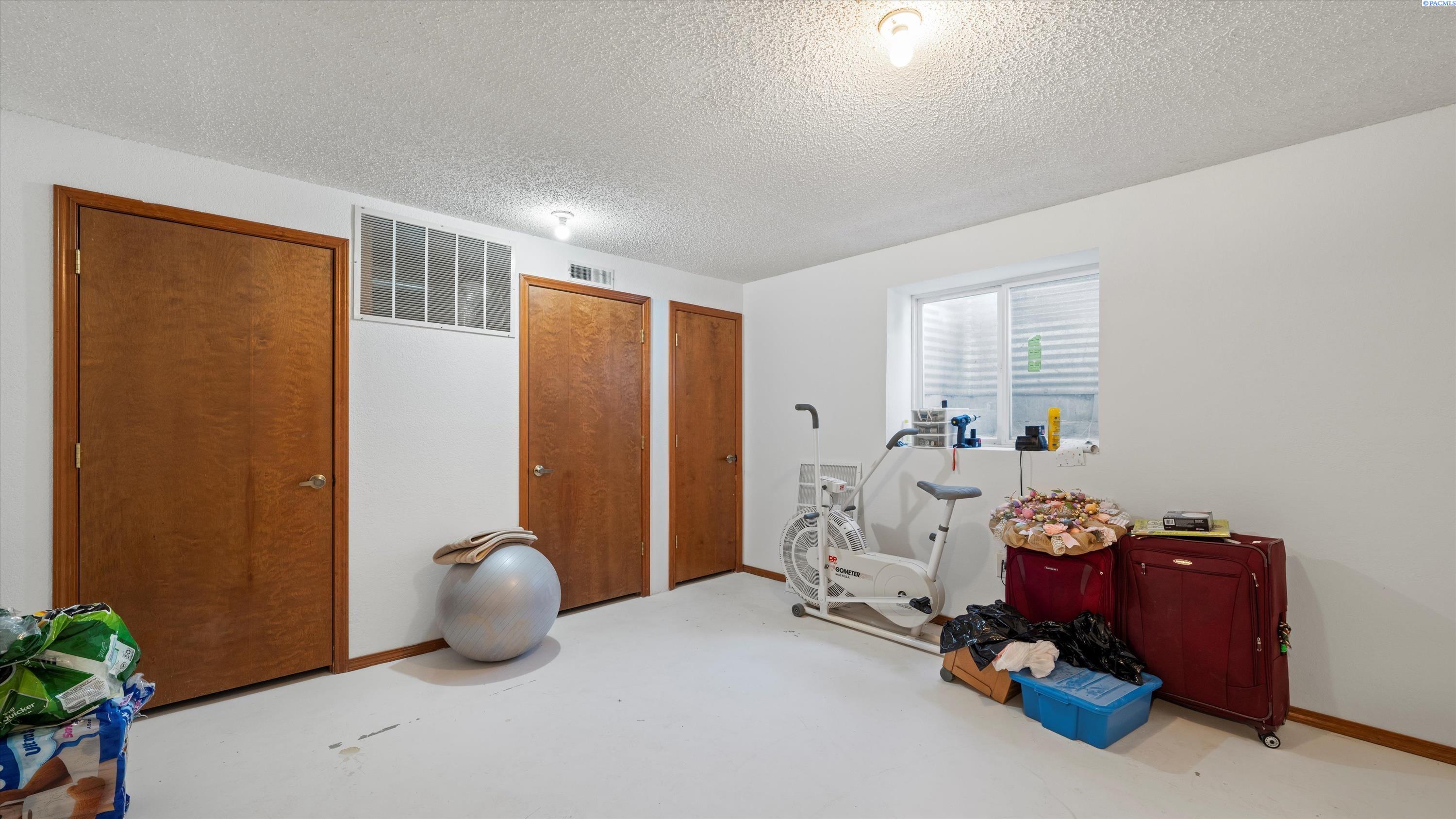 Richland, Washington, 99352, United States, 5 Bedrooms Bedrooms, ,1 BathroomBathrooms,Residential,For Sale,1991452