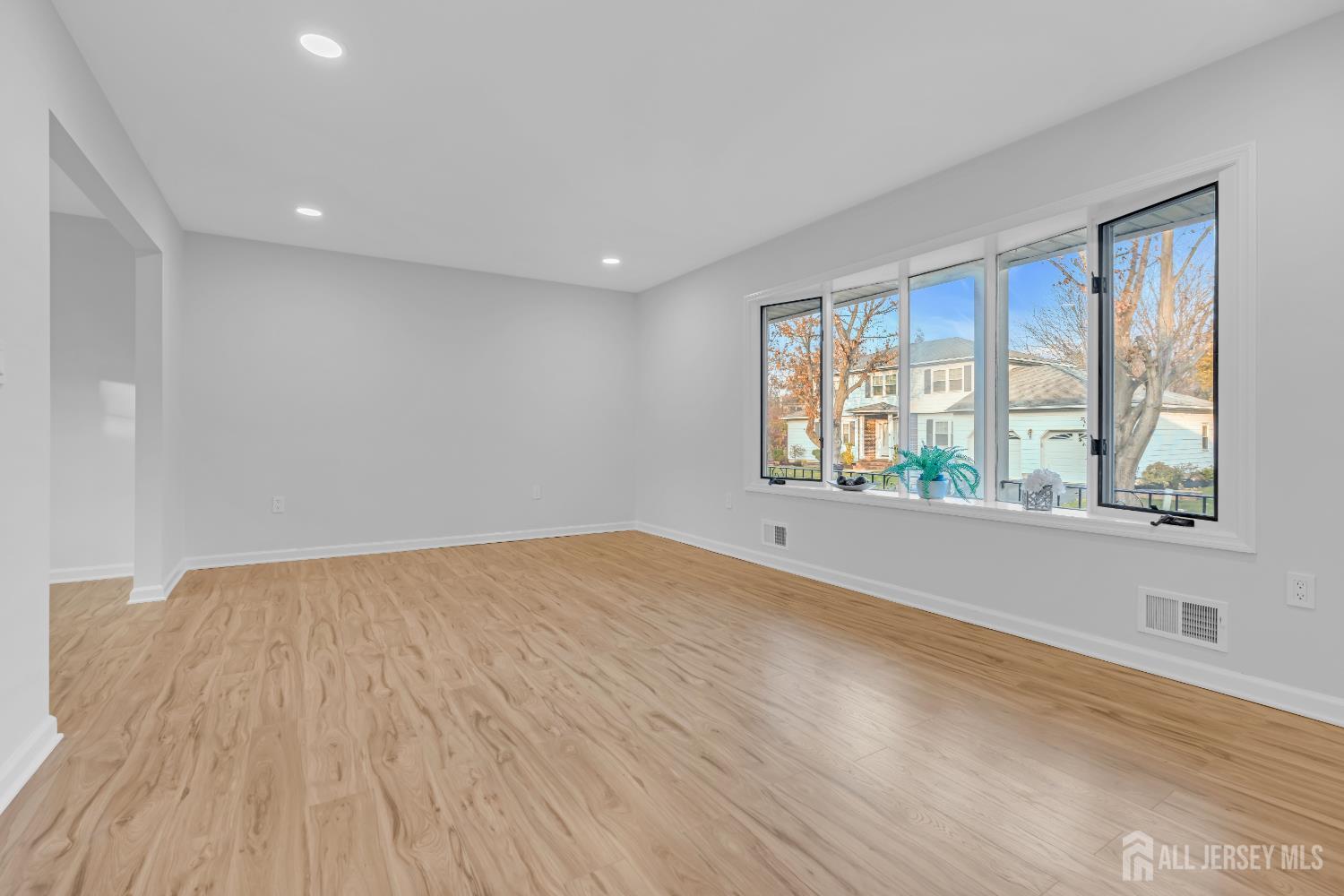 East Brunswick, New Jersey, 08816, United States, 3 Bedrooms Bedrooms, ,3 BathroomsBathrooms,Residential,For Sale,2001983