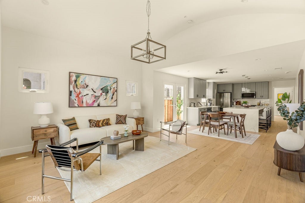 Los Angeles, California, 90018, United States, 3 Bedrooms Bedrooms, ,2 BathroomsBathrooms,Residential,For Sale,1905808
