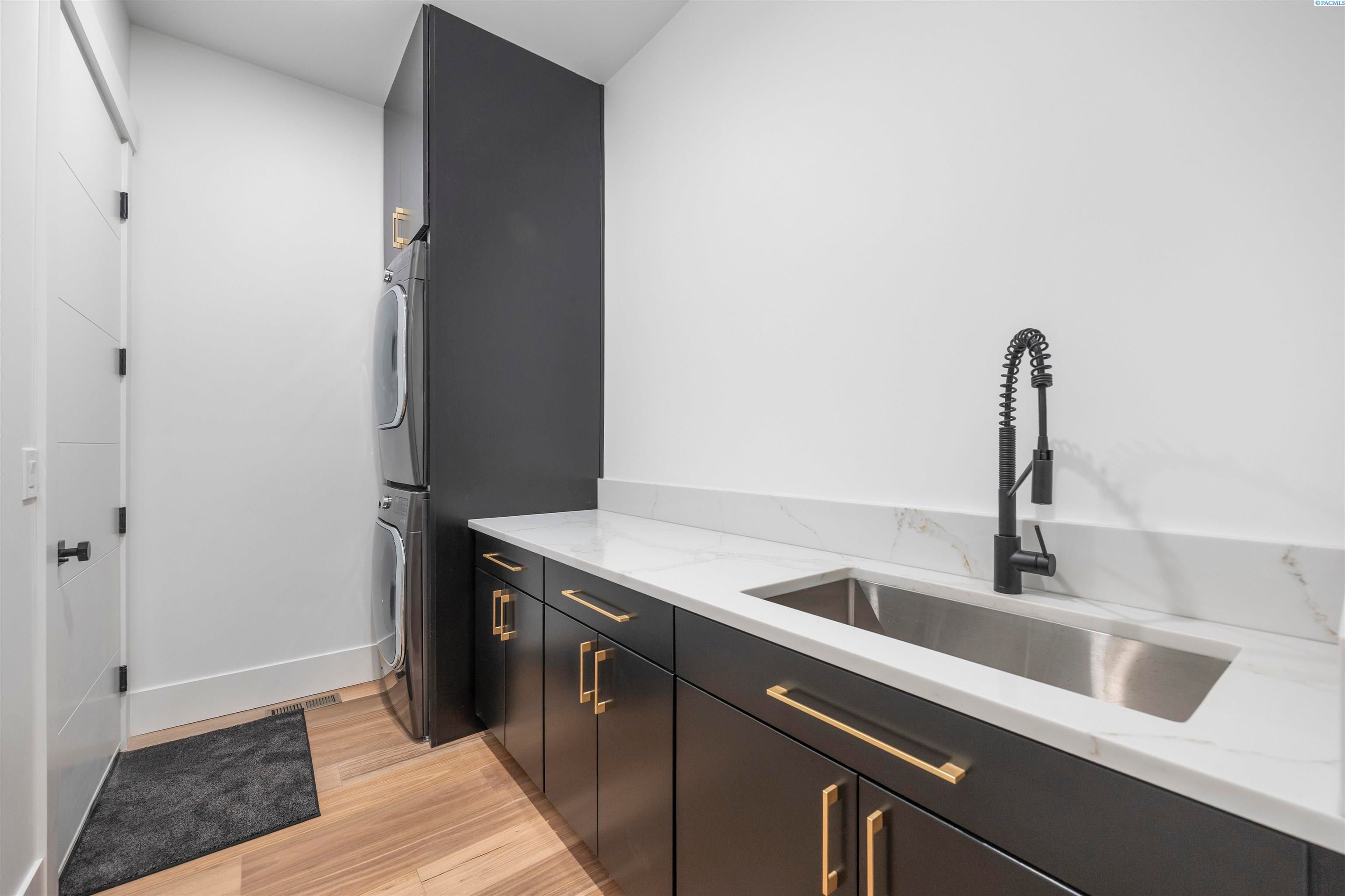 West Richland, Washington, 99353, United States, 4 Bedrooms Bedrooms, ,3 BathroomsBathrooms,Residential,For Sale,2033182