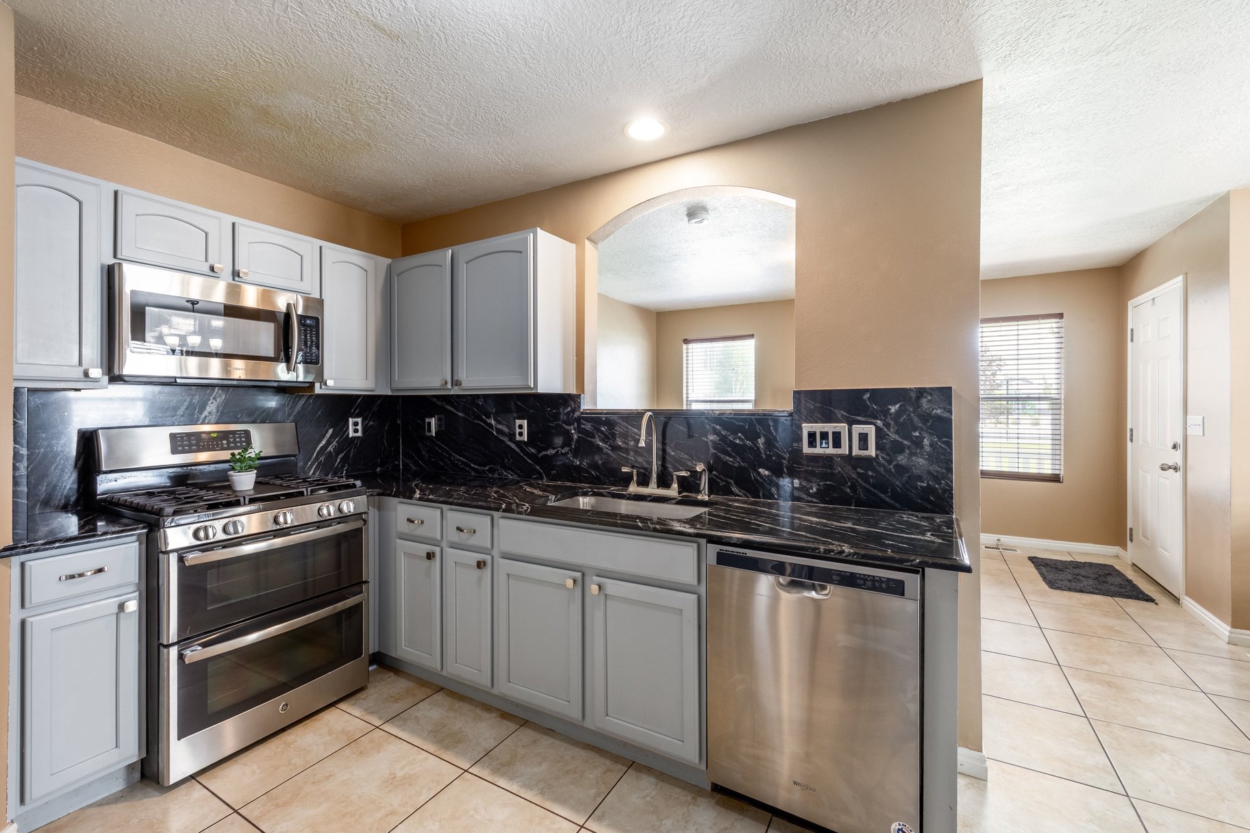  The Perfect Place to Call Home – Updated, Spacious & Move-In Ready - 物件實景