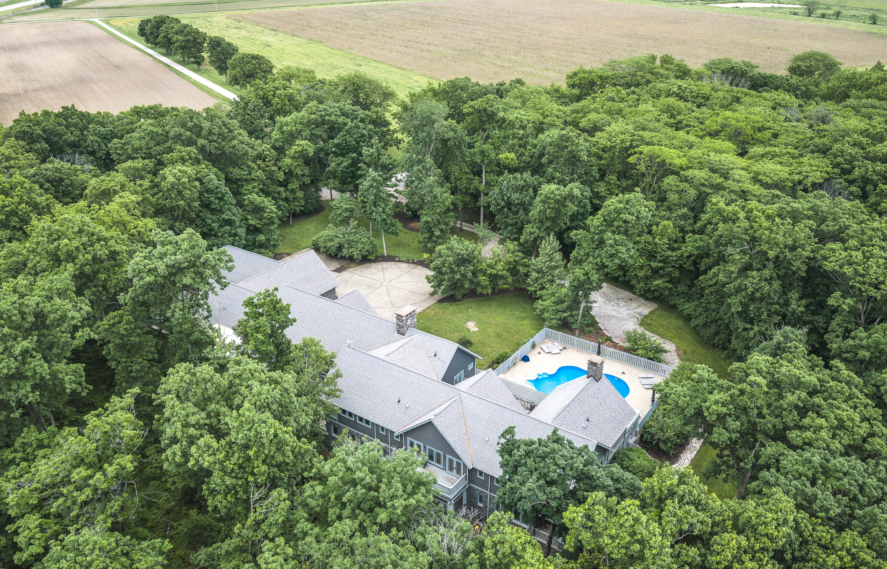  Stunning Prairie-Inspired Estate on 16 Acres of Scenic Woodlands - 物件實景