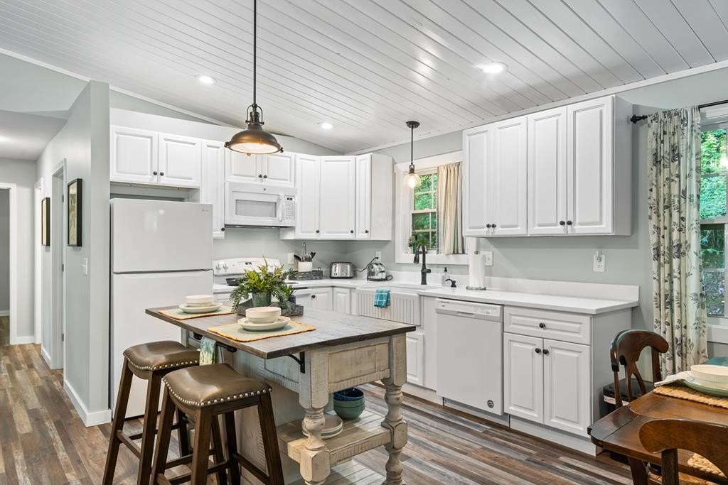 Murphy, North Carolina, 28906, United States, 2 Bedrooms Bedrooms, ,2 BathroomsBathrooms,Residential,For Sale,1976149