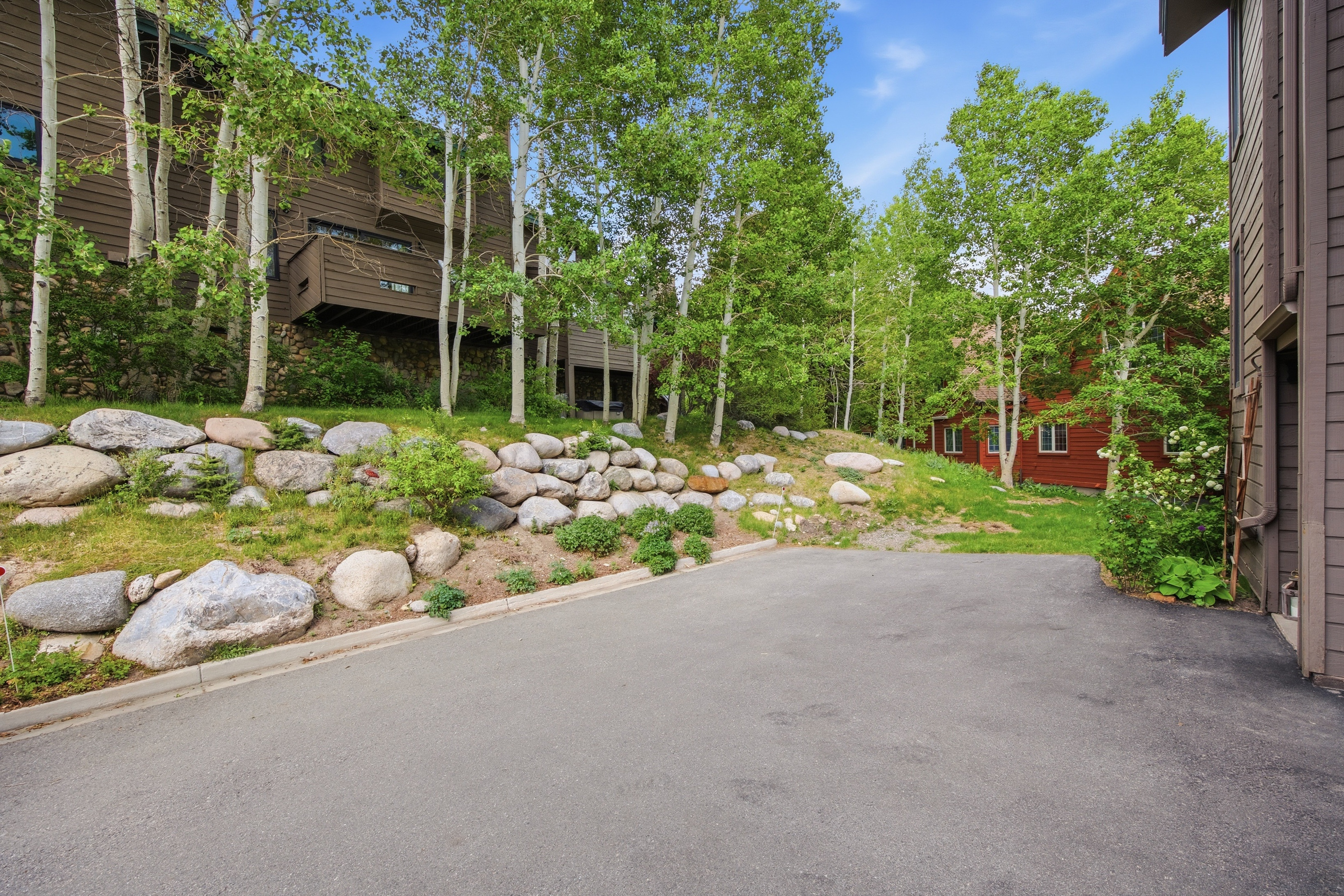  Mountain Comfort Tucked into a Serene Hillside Setting in the Heart of Avon - 物件實景