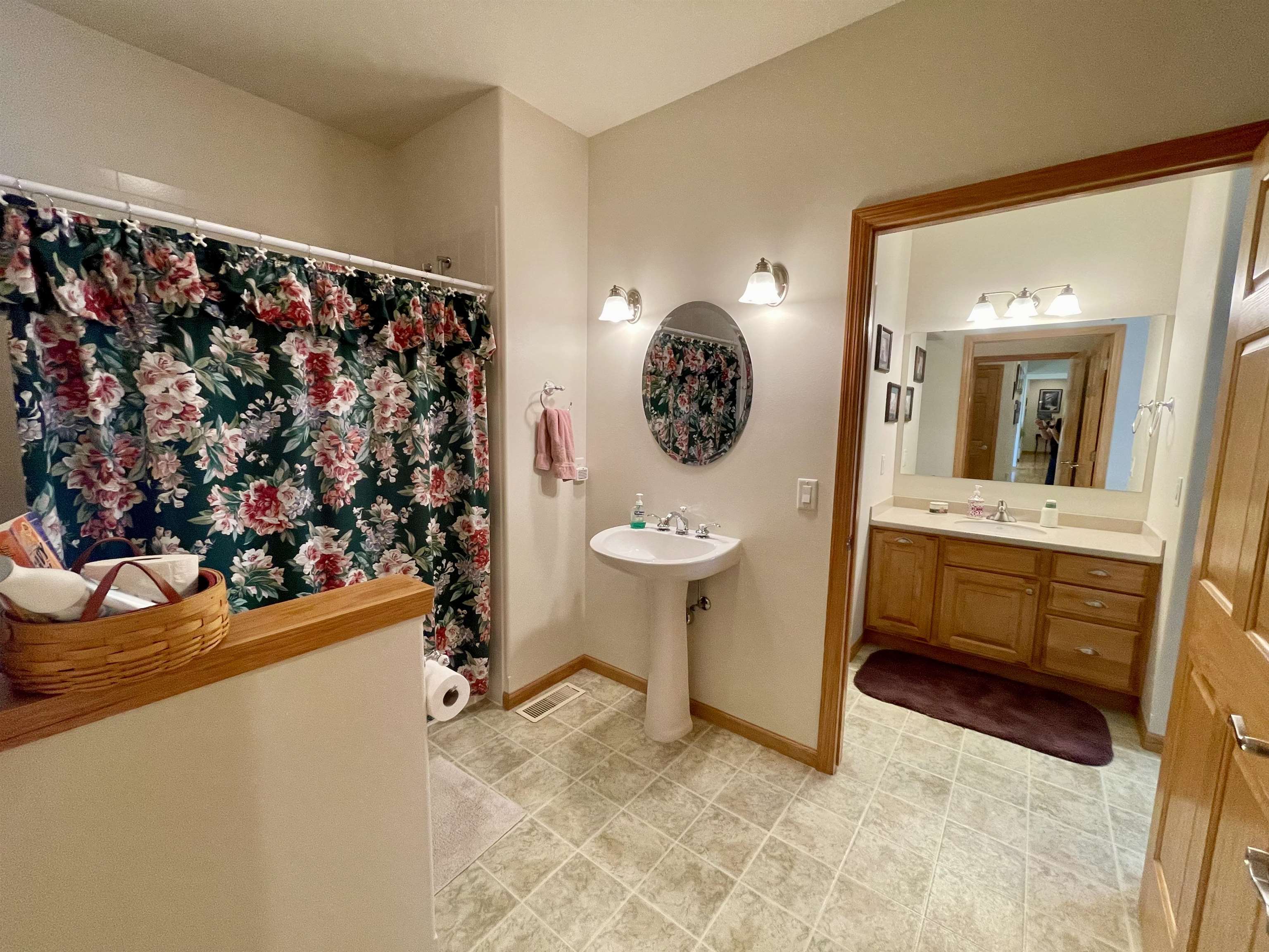 Janesville, Wisconsin, 53545, United States, 5 Bedrooms Bedrooms, ,4 BathroomsBathrooms,Residential,For Sale,1921861