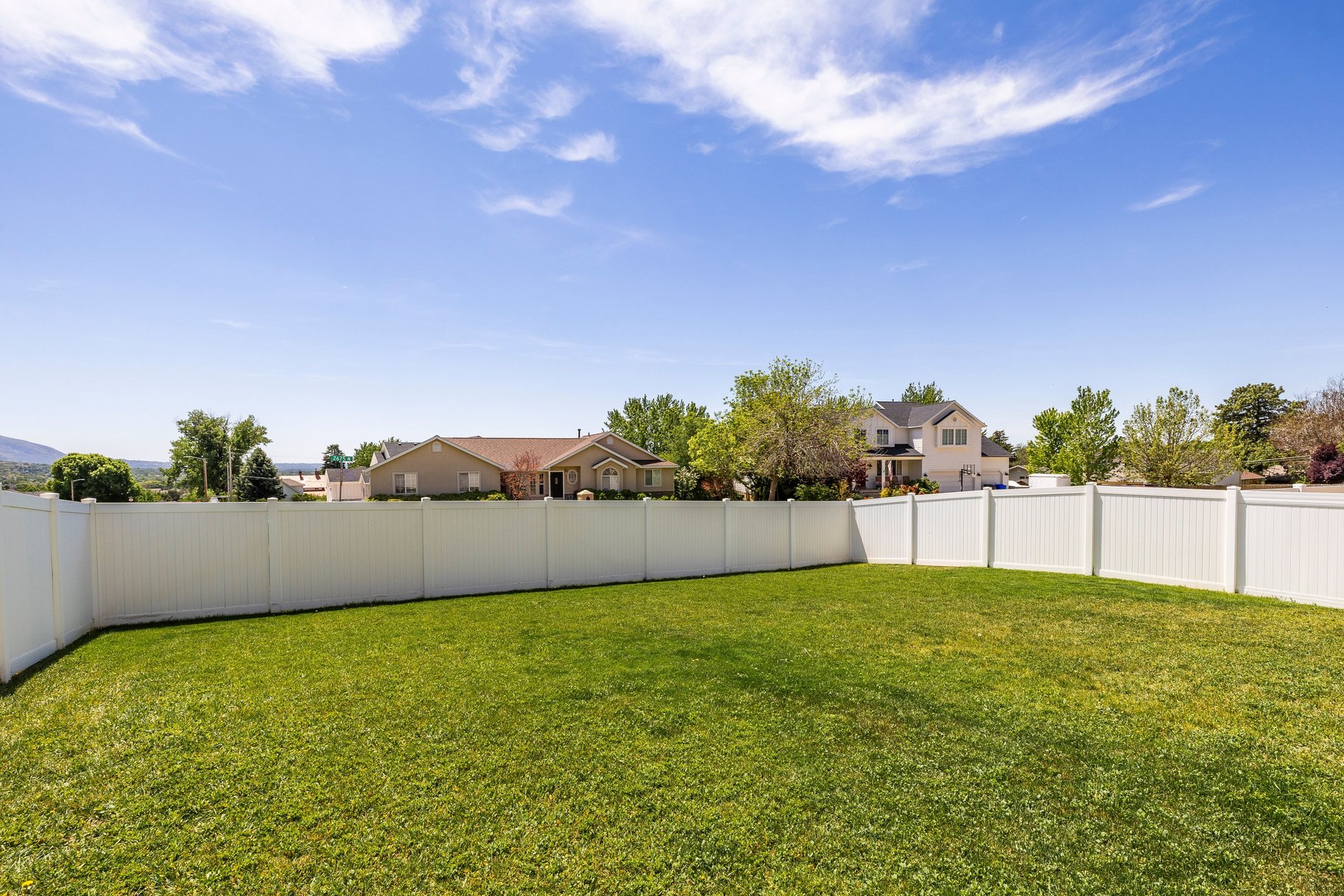  5 Bedroom, 3 Bath Home With One Of North Ogdens Best Porch Views - 物件實景