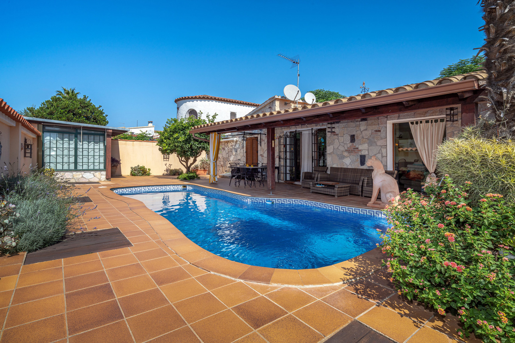 One-story dream house with swimming pool in Empuriabrava 