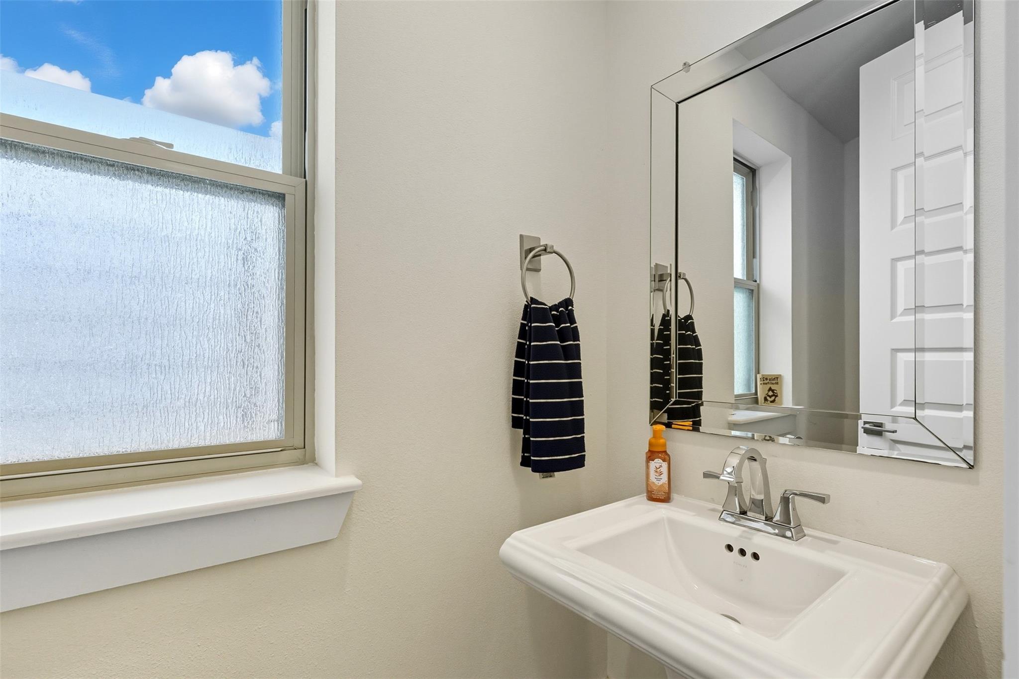 Houston, Texas, 77006, United States, 3 Bedrooms Bedrooms, ,4 BathroomsBathrooms,Residential,For Sale,1977830