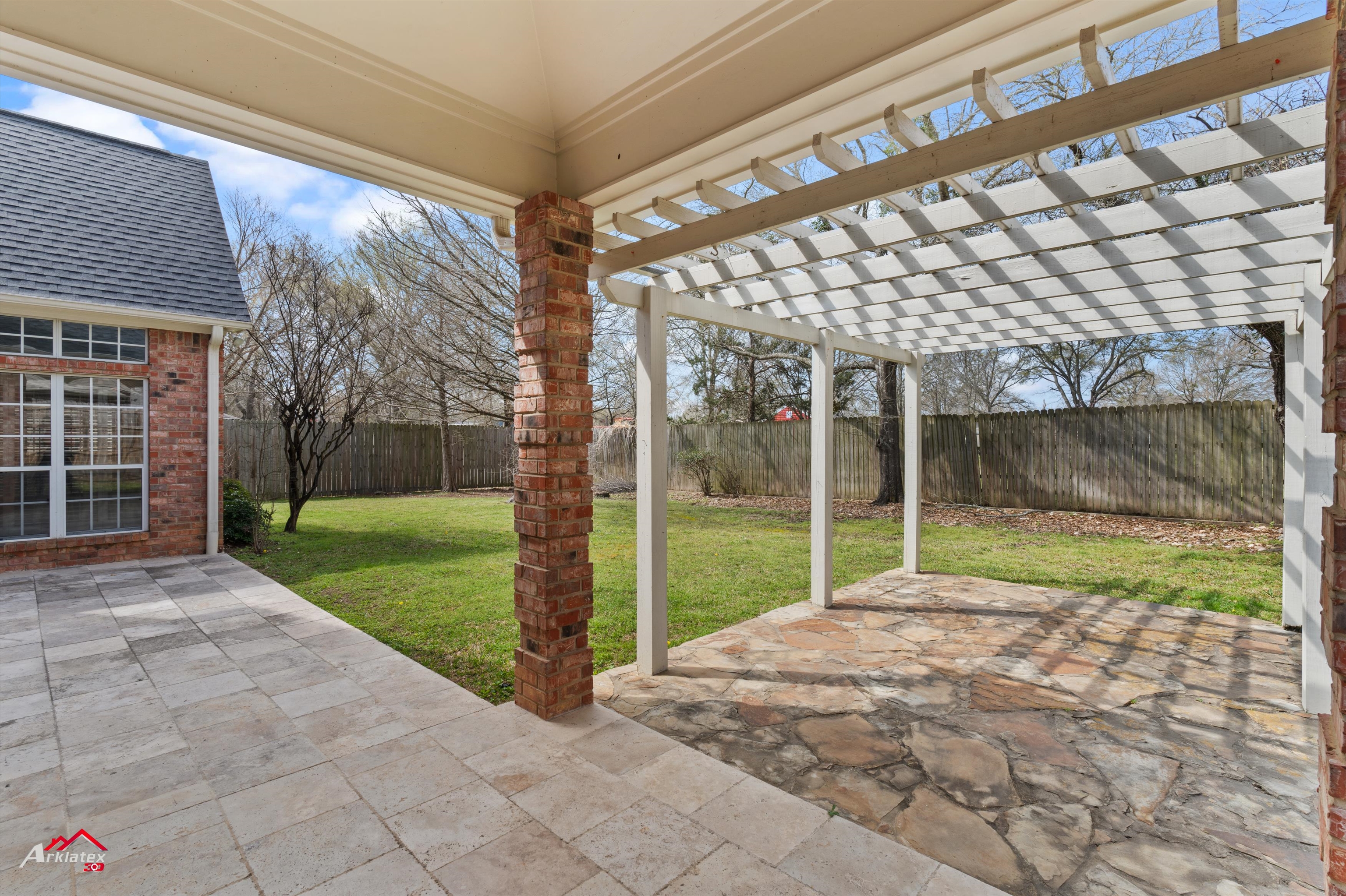 Henderson, Texas, 75703, United States, 5 Bedrooms Bedrooms, ,4 BathroomsBathrooms,Residential,For Sale,1934371