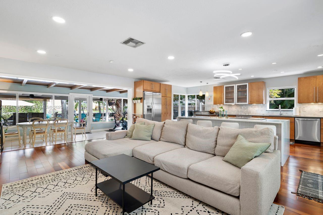 Wilton Manors, Florida, 33334, United States, 2 Bedrooms Bedrooms, ,2 BathroomsBathrooms,Residential,For Sale,1846984